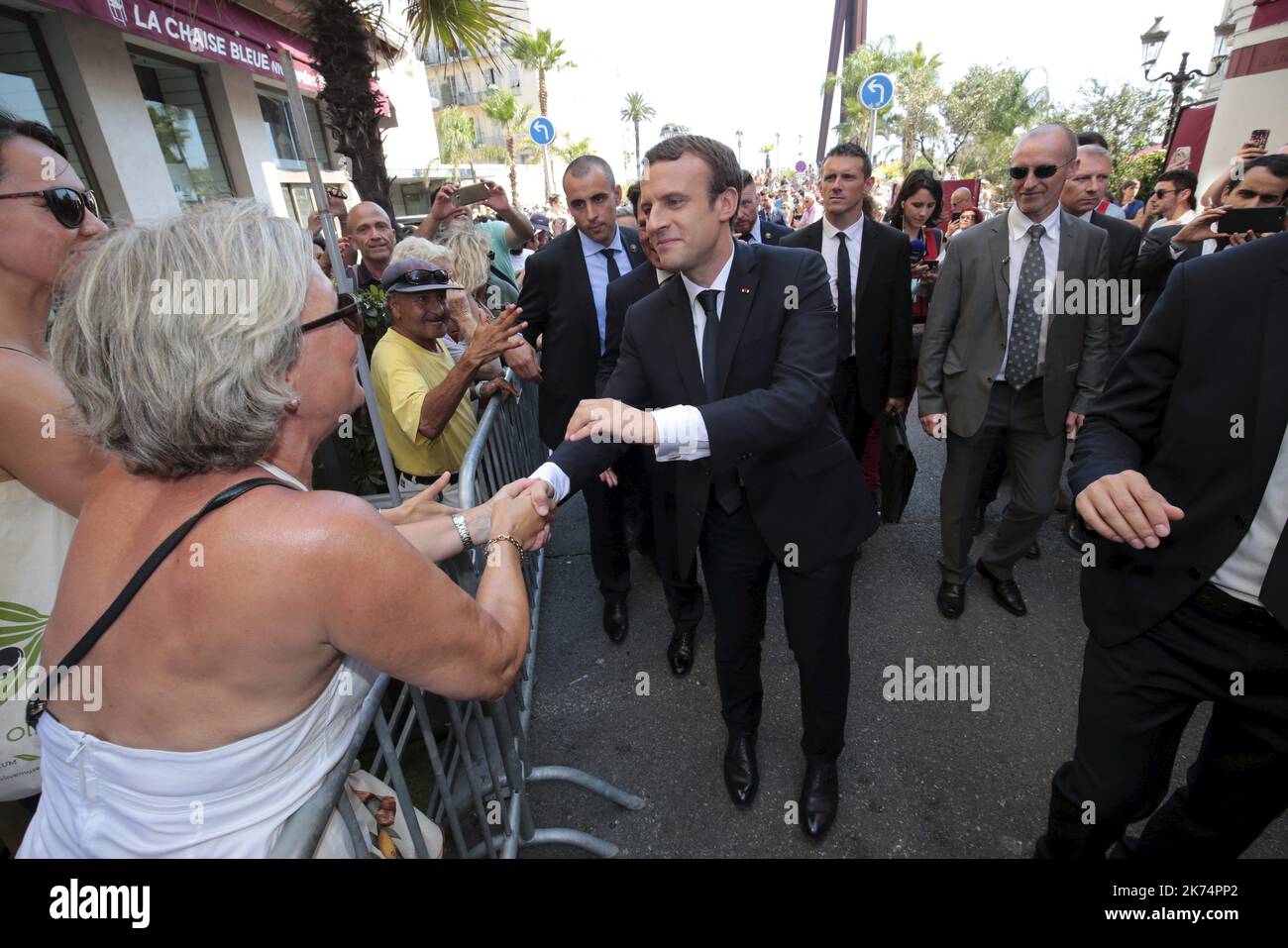 Visite du président de la république Emmanuel Macron à la mairie de Nice et bain de foule à la sortie - le jour de la Bastille, souvenir un an après l'attaque de Nice du 14 juillet 2016 sur la place Massena en présence du Président de la République Banque D'Images