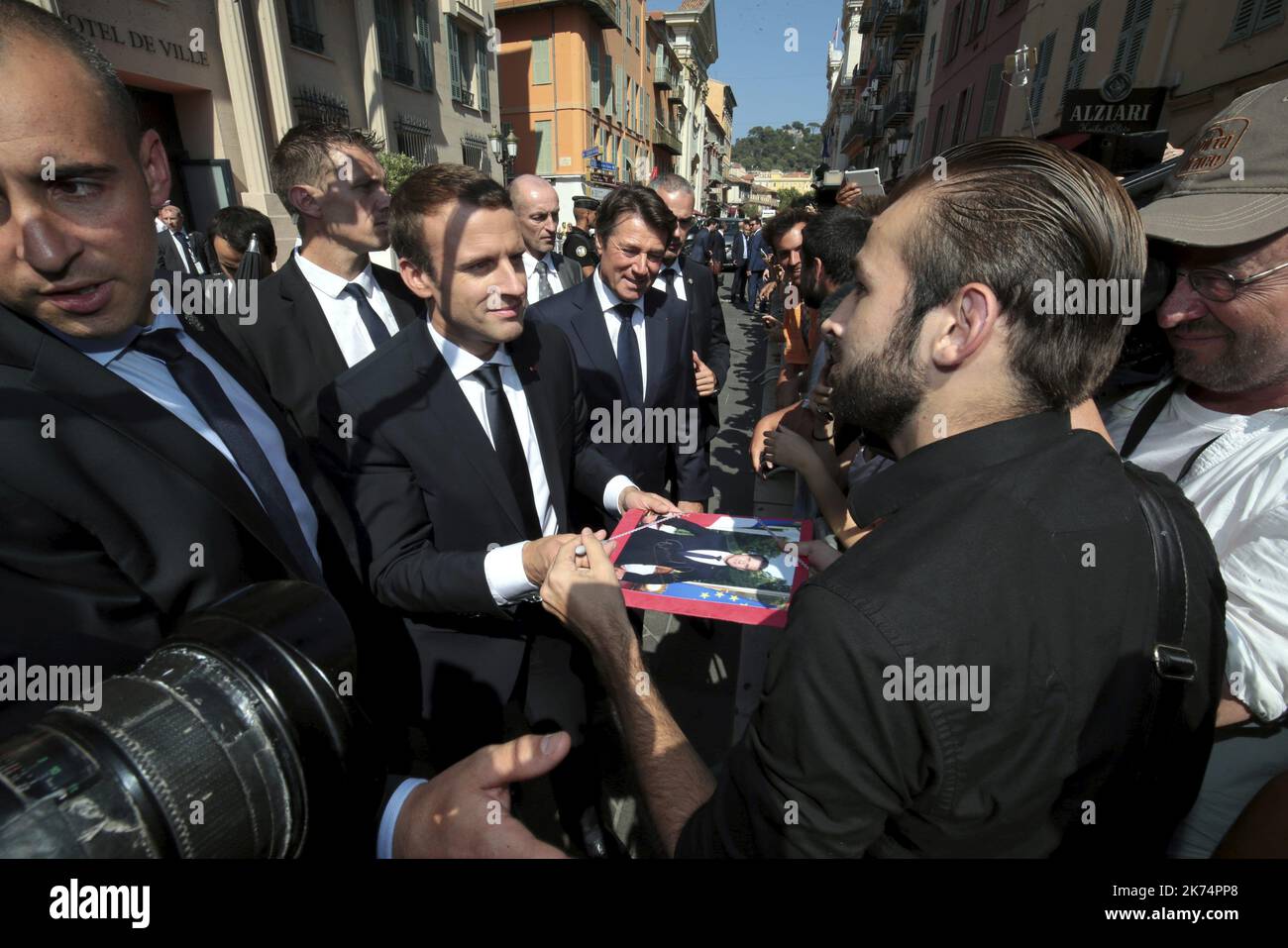 Visite du président de la république Emmanuel Macron à la mairie de Nice et bain de foule à la sortie - le jour de la Bastille, souvenir un an après l'attaque de Nice du 14 juillet 2016 sur la place Massena en présence du Président de la République Banque D'Images