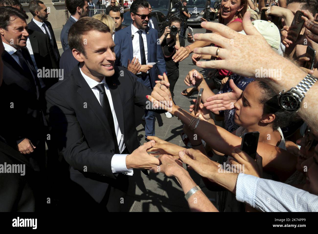 Visite du président de la république Emmanuel Macron à la mairie de Nice et bain de foule à la sortie - le jour de la Bastille, souvenir un an après l'attaque de Nice du 14 juillet 2016 sur la place Massena en présence du Président de la République Banque D'Images