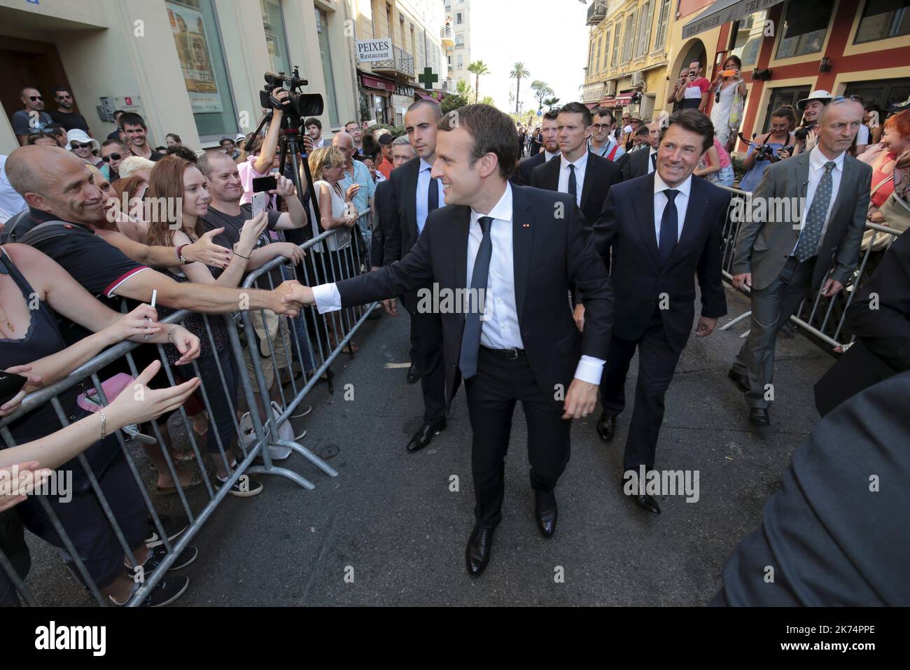 Visite du président de la république Emmanuel Macron à la mairie de Nice et bain de foule à la sortie - le jour de la Bastille, souvenir un an après l'attaque de Nice du 14 juillet 2016 sur la place Massena en présence du Président de la République Banque D'Images