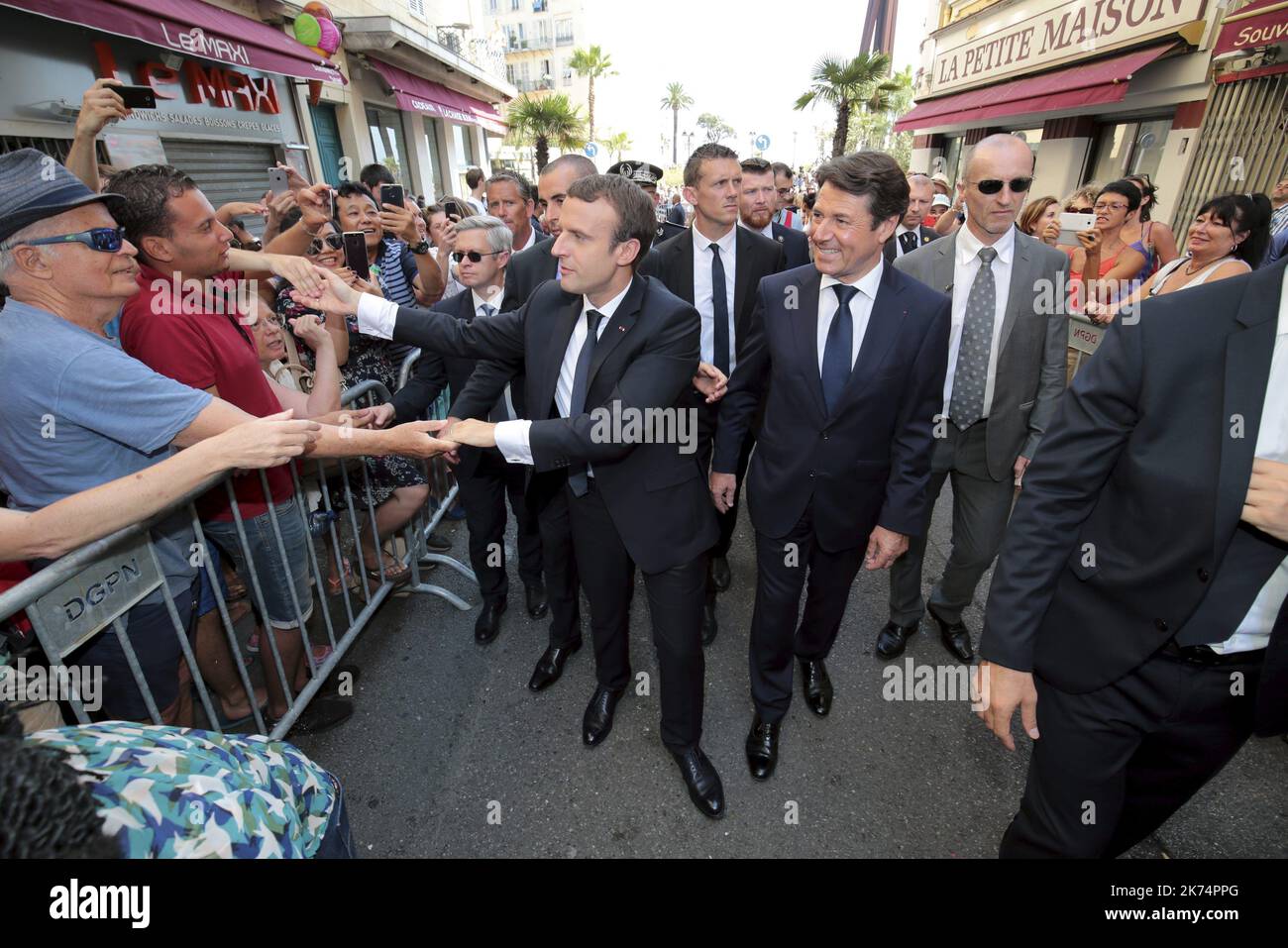 Visite du président de la république Emmanuel Macron à la mairie de Nice et bain de foule à la sortie - le jour de la Bastille, souvenir un an après l'attaque de Nice du 14 juillet 2016 sur la place Massena en présence du Président de la République Banque D'Images