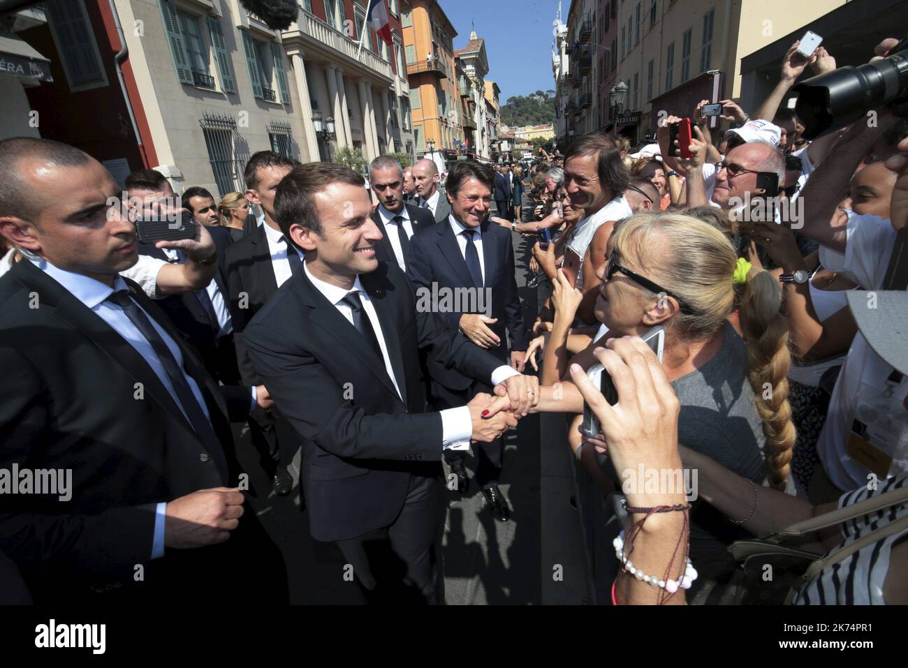 Visite du président de la république Emmanuel Macron à la mairie de Nice et bain de foule à la sortie - le jour de la Bastille, souvenir un an après l'attaque de Nice du 14 juillet 2016 sur la place Massena en présence du Président de la République Banque D'Images