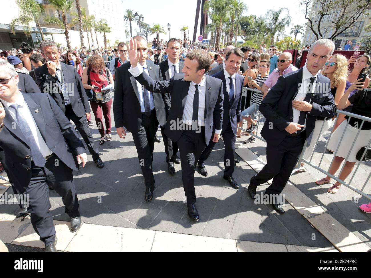 Visite du président de la république Emmanuel Macron à la mairie de Nice et bain de foule à la sortie - le jour de la Bastille, souvenir un an après l'attaque de Nice du 14 juillet 2016 sur la place Massena en présence du Président de la République Banque D'Images