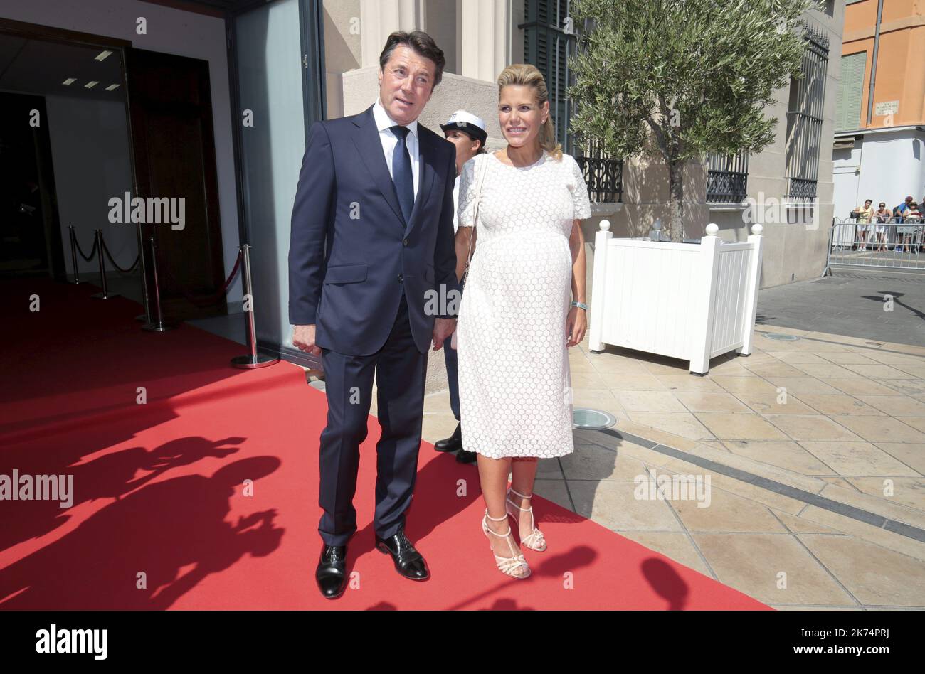Visite du président de la république Emmanuel Macron à la mairie de Nice et bain de foule à la sortie - avec Brigitte Macron, Christian Estrosi et Laura Tenoudji Estrosi le jour de la Bastille, Rappeler un an après l'attaque de Nice du 14 juillet 2016 sur la place Massena en présence du Président de la République Banque D'Images