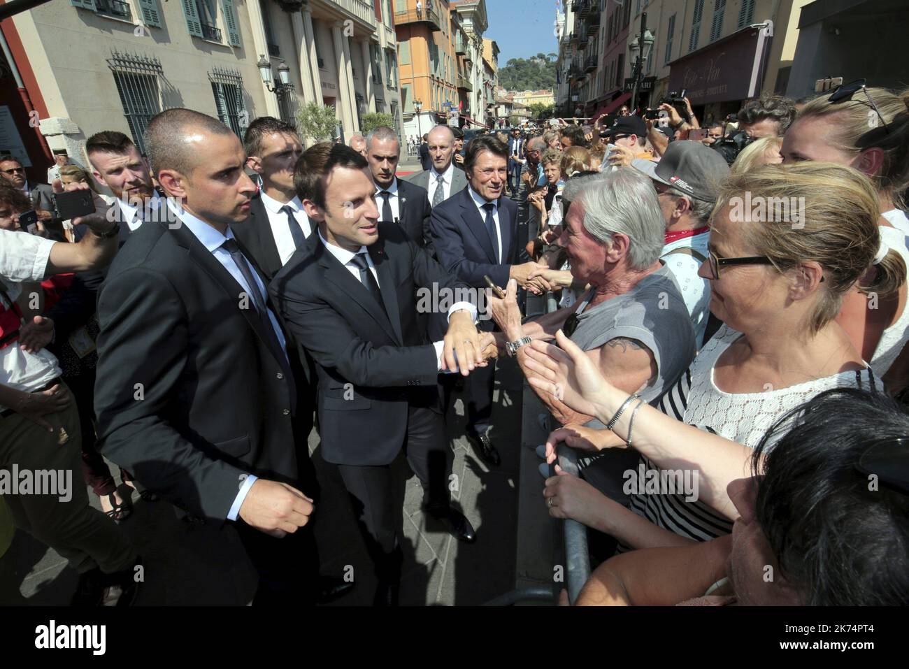 Visite du président de la république Emmanuel Macron à la mairie de Nice et bain de foule à la sortie - le jour de la Bastille, souvenir un an après l'attaque de Nice du 14 juillet 2016 sur la place Massena en présence du Président de la République Banque D'Images