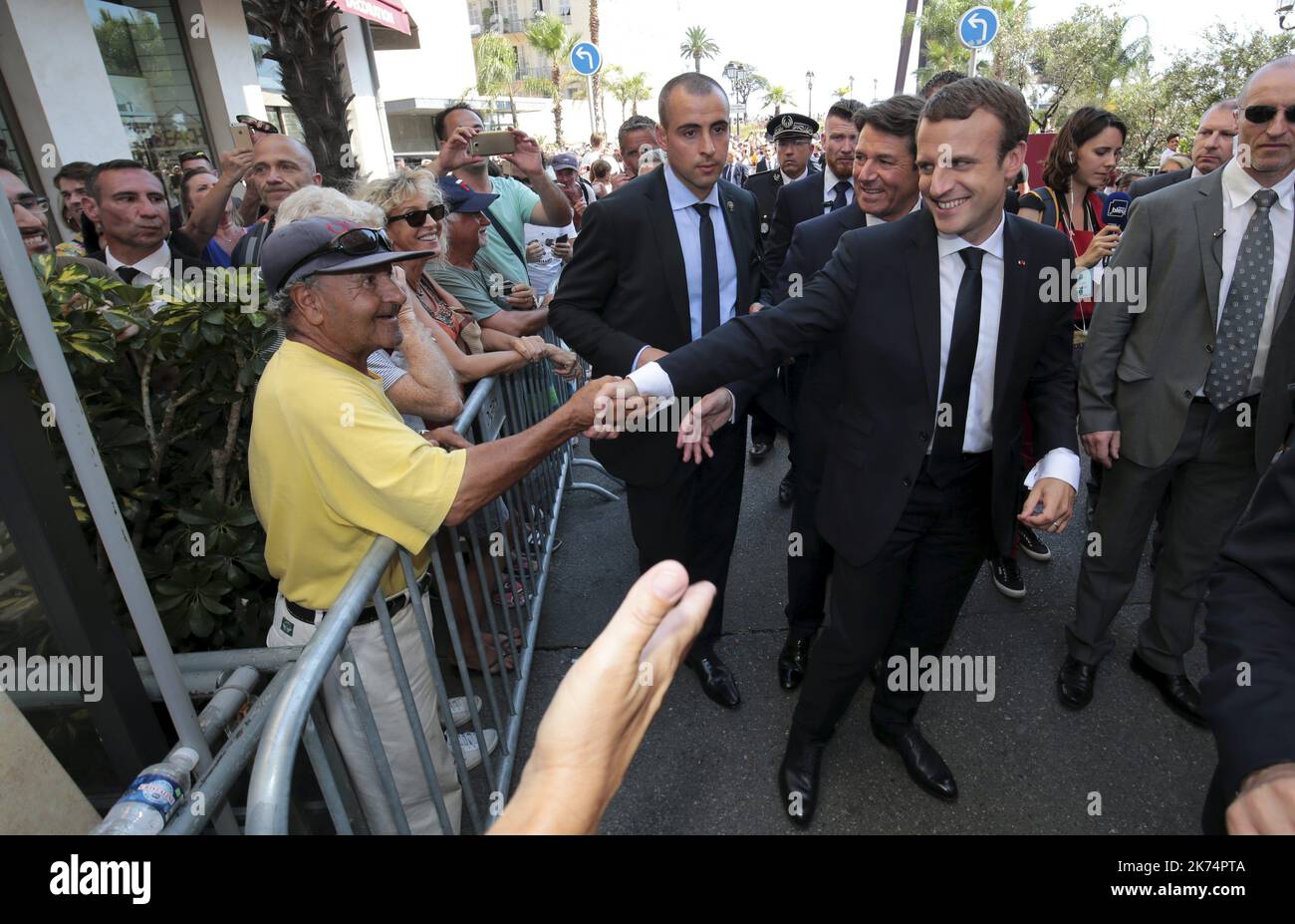 Visite du président de la république Emmanuel Macron à la mairie de Nice et bain de foule à la sortie - le jour de la Bastille, souvenir un an après l'attaque de Nice du 14 juillet 2016 sur la place Massena en présence du Président de la République Banque D'Images