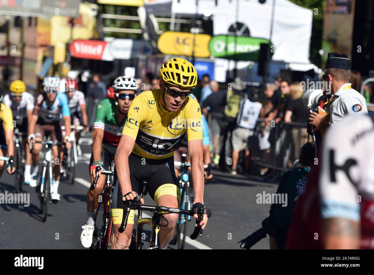 CHRISTOPHER FROME MAILLOT JAUNE LE TOUR DE FRANCE FAIT ETAPE au PUY 15E Etape Laissac-Sévérac l'Eglise - le Puy-en-Velay 16/07/2017 en cours d'exécution du samedi 1 juillet au dimanche 23 juillet 2017, le 104th Tour de France est composé de 21 étapes et couvre une distance totale de 3 540 kilomètres. Banque D'Images