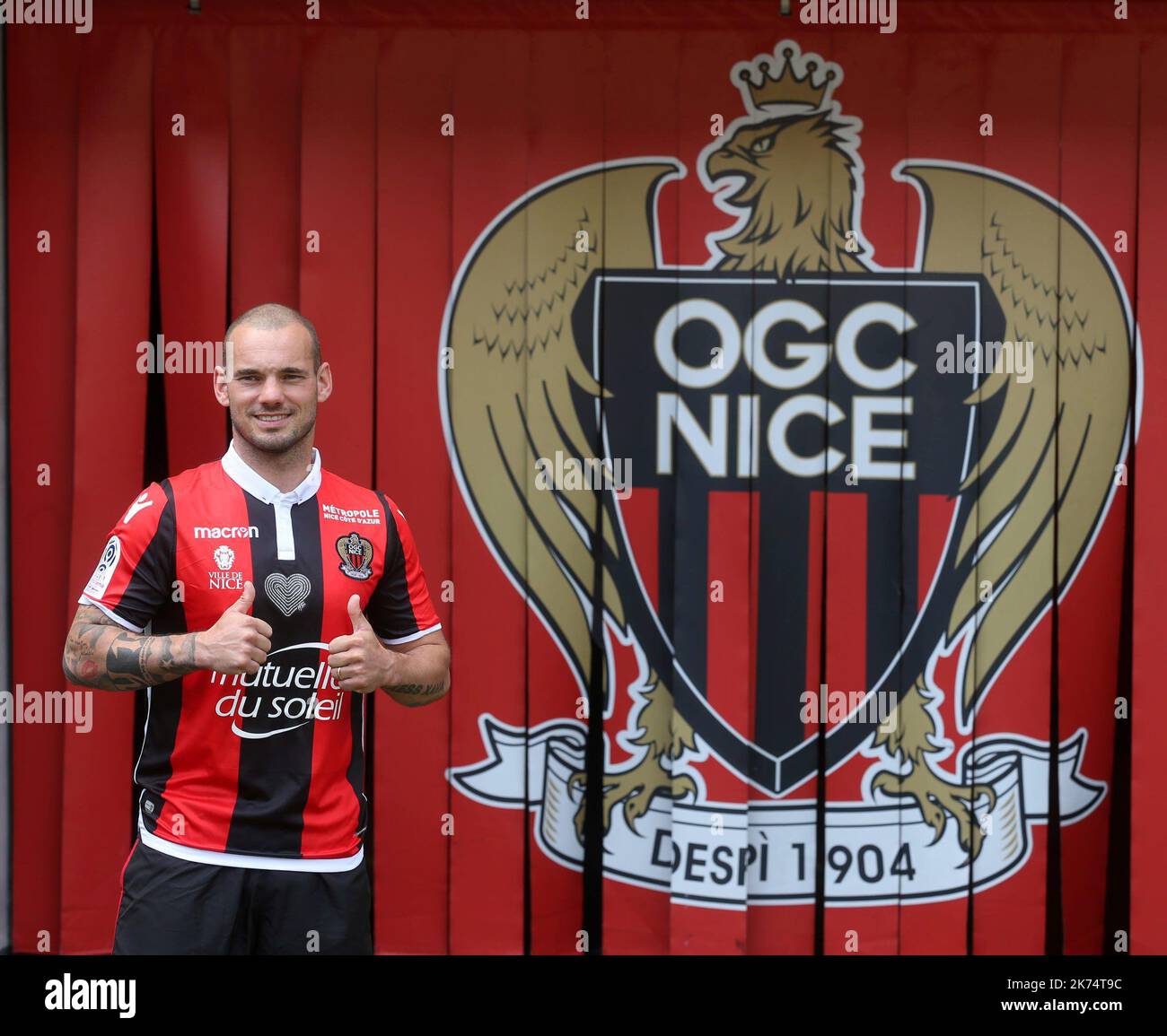 Wesley Sneijder a signé pour l'équipe française de football de l'OGC Nice Banque D'Images