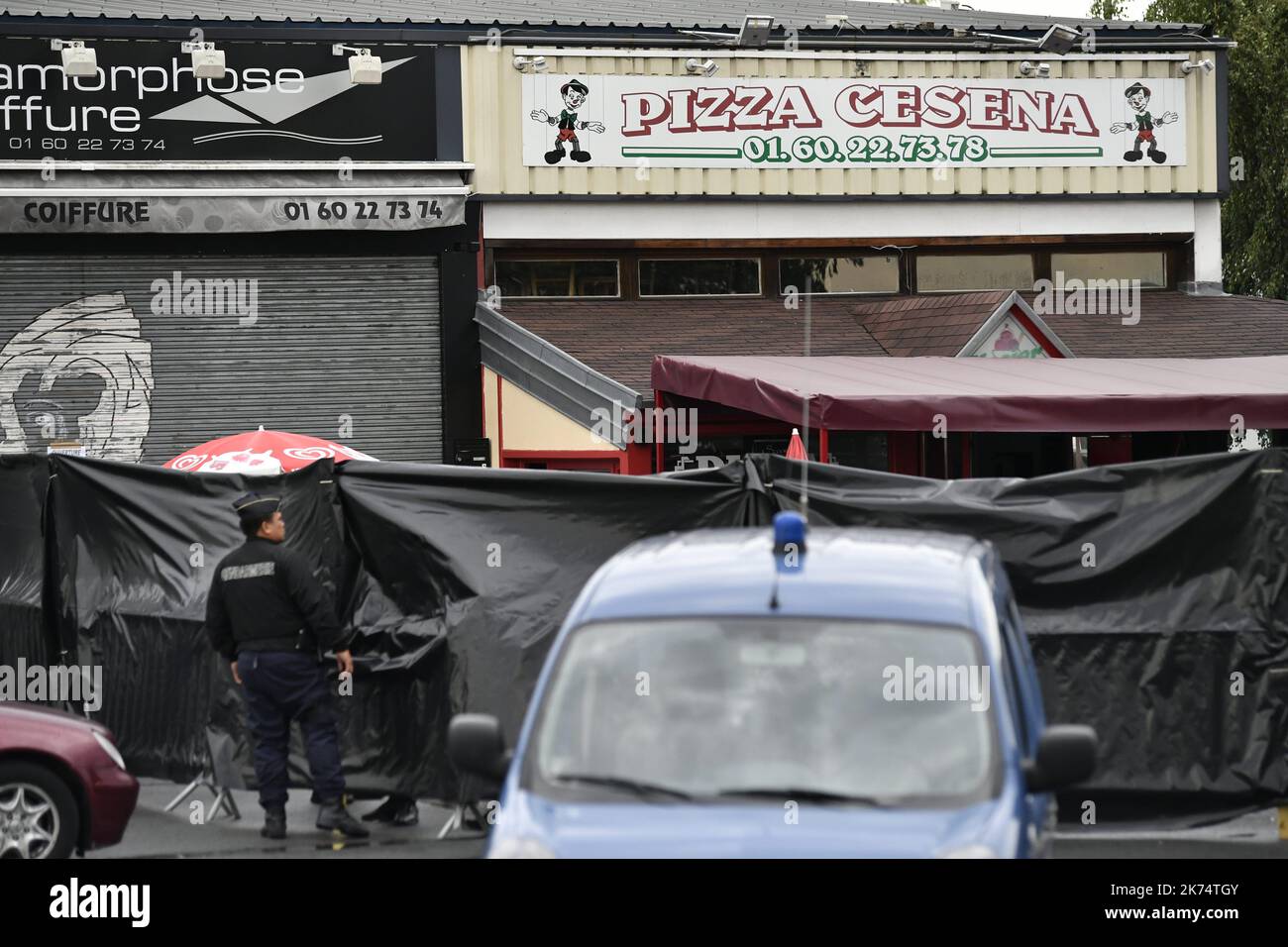 Une vue de la scène après qu'un homme a conduit avec son véhicule BMW dans une pizzeria dans le village de sept-saurs, Seine-et-Marne à l'est de Paris, entraînant 1 morts et 13 blessés. Les enquêteurs ont préféré la tentative de suicide et n'ont pas parlé d'attaques Banque D'Images