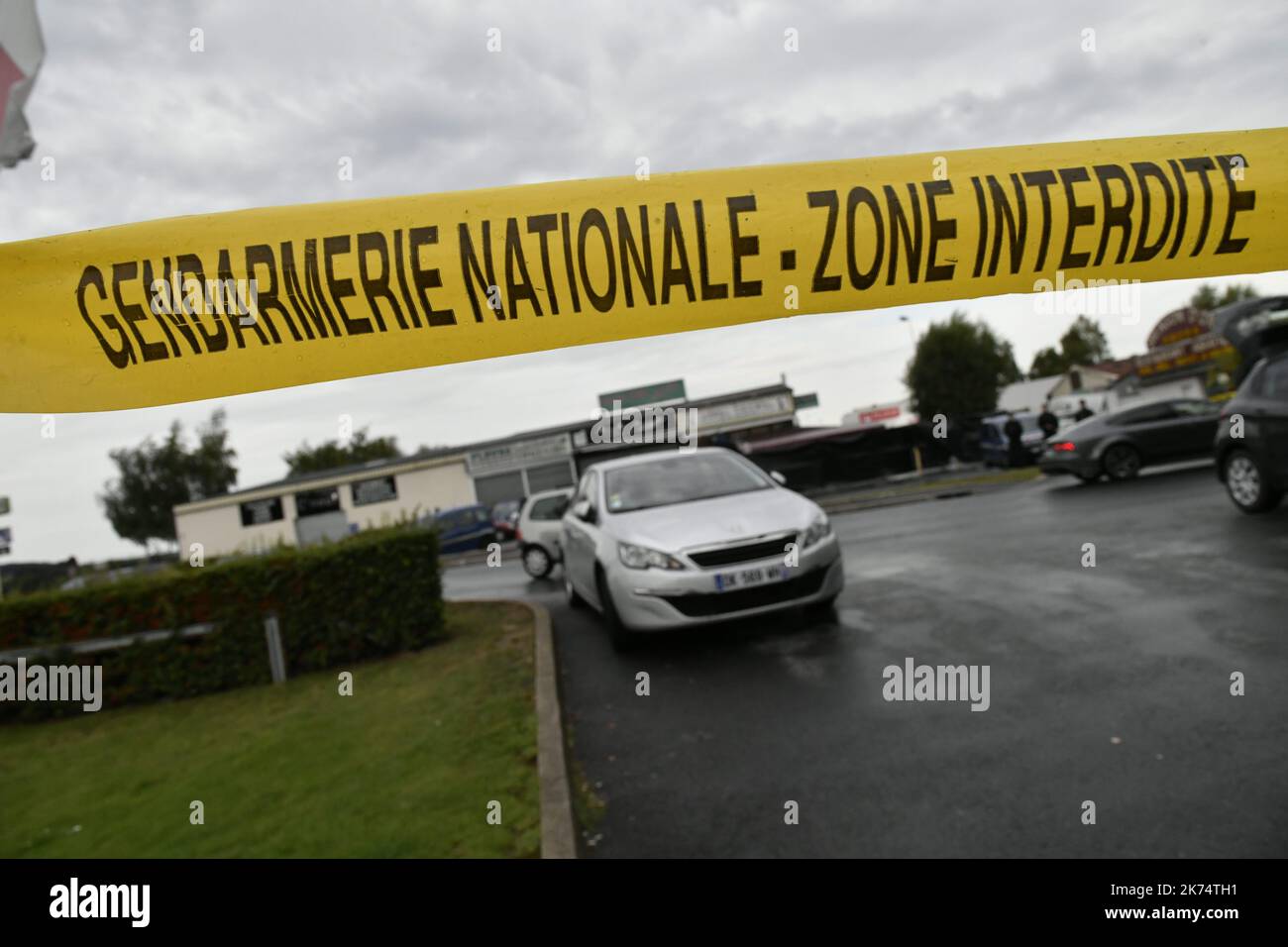 Une vue de la scène après qu'un homme a conduit avec son véhicule BMW dans une pizzeria dans le village de sept-saurs, Seine-et-Marne à l'est de Paris, entraînant 1 morts et 13 blessés. Les enquêteurs ont préféré la tentative de suicide et n'ont pas parlé d'attaques Banque D'Images