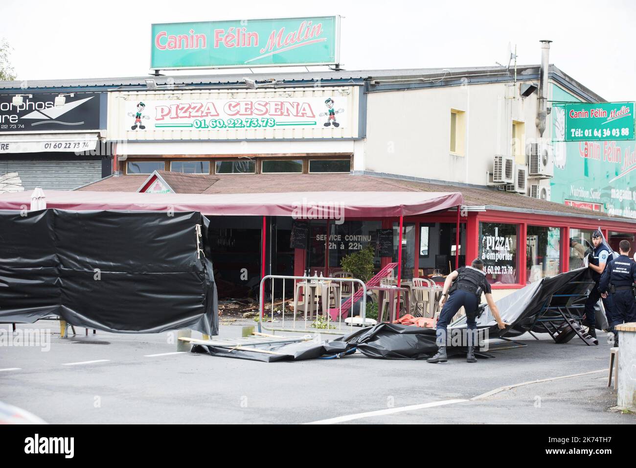 Une vue de la scène après qu'un homme a conduit avec son véhicule BMW dans une pizzeria dans le village de sept-saurs, Seine-et-Marne à l'est de Paris, entraînant 1 morts et 13 blessés. Les enquêteurs ont préféré la tentative de suicide et n'ont pas parlé d'attaques Banque D'Images