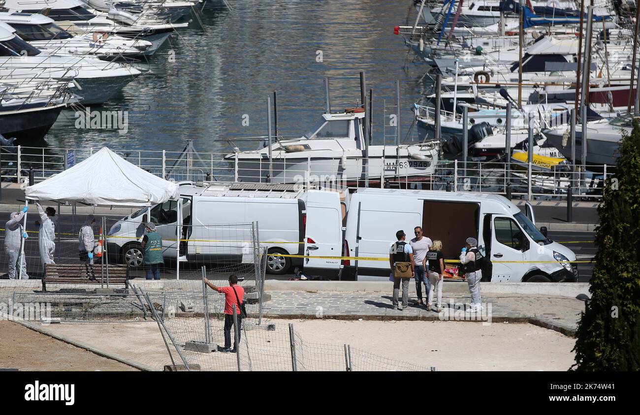 Une personne a été tuée et une autre blessée à Marseille sur 21 août 2017 lorsqu'une voiture s'est écrasée dans deux abris de bus dans différentes parties de la ville française Banque D'Images