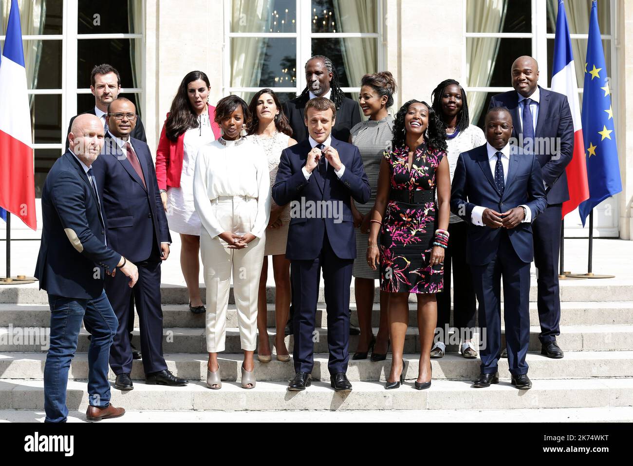 Le président français Emmanuel Macron pose avec les membres du nouveau Conseil présidentiel en charge de l'Afrique à l'Elysée à Paris, sur 29 août 2017. Banque D'Images