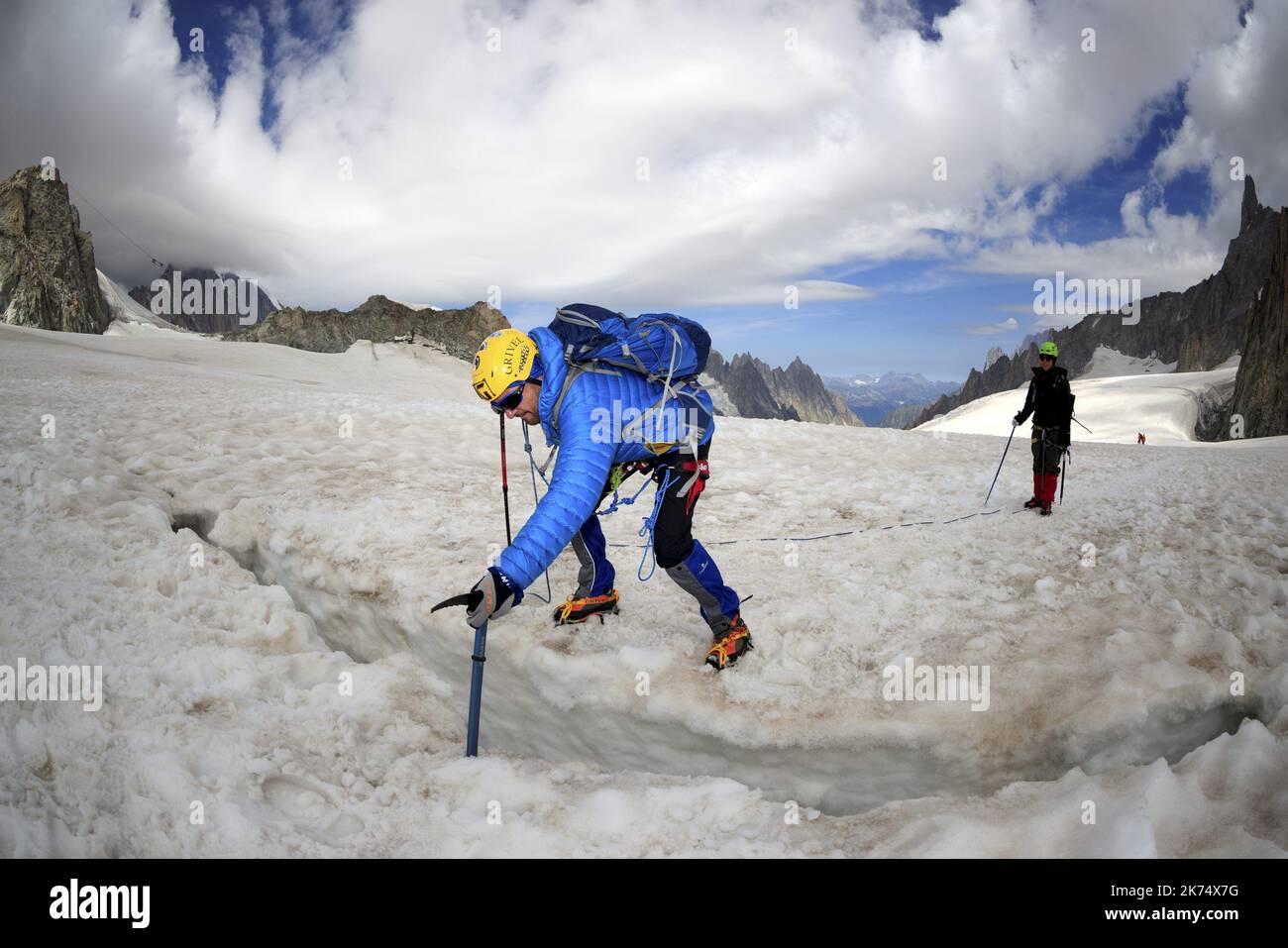 Depuis le sommet de l'aiguille, il est possible d'atteindre le point Helbronner en Italie en prenant le Mont-blanc panoramique. Les gondoles survolent, la vallée Blanche le glacier du géant. Banque D'Images