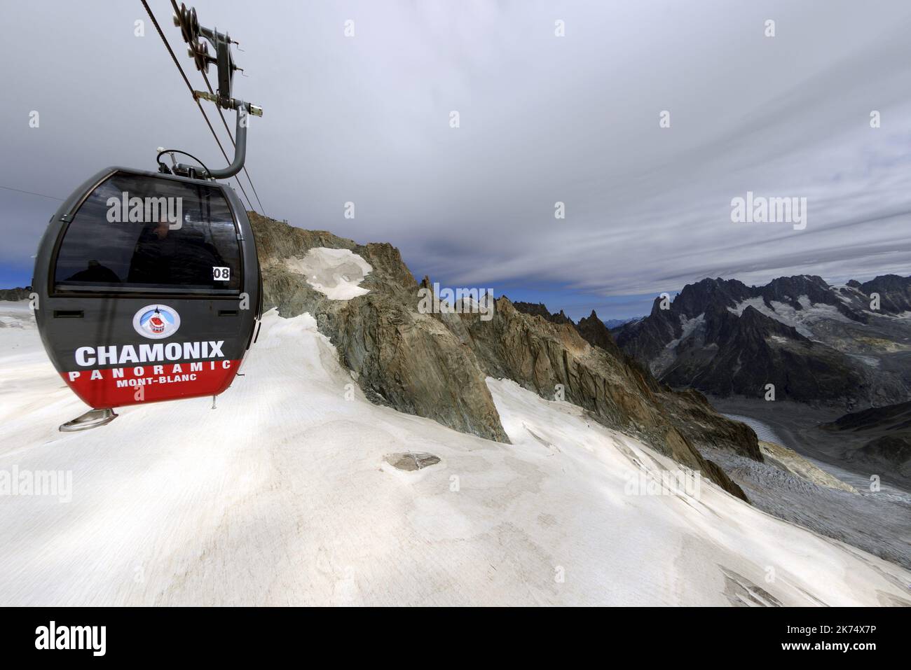 Depuis le sommet de l'aiguille, il est possible d'atteindre le point Helbronner en Italie en prenant le Mont-blanc panoramique. Les gondoles survolent, la vallée Blanche le glacier du géant. Banque D'Images