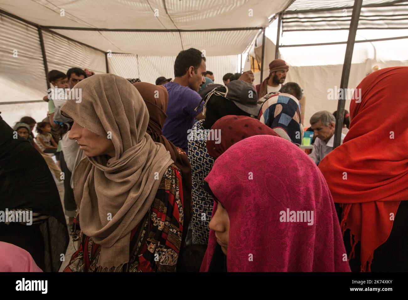 Juillet 2017 - Syrie - Rojava - Syrie du Nord - Camp de lieux d'Ain Issa / ambiance a l'entrée de la clinique MSF Chris Huby / le Pictorium - Syrie: Camp de déplacés d'Ain Issa - 08/07/2017 - Syrie / Rojava / Raqqa - Banque D'Images