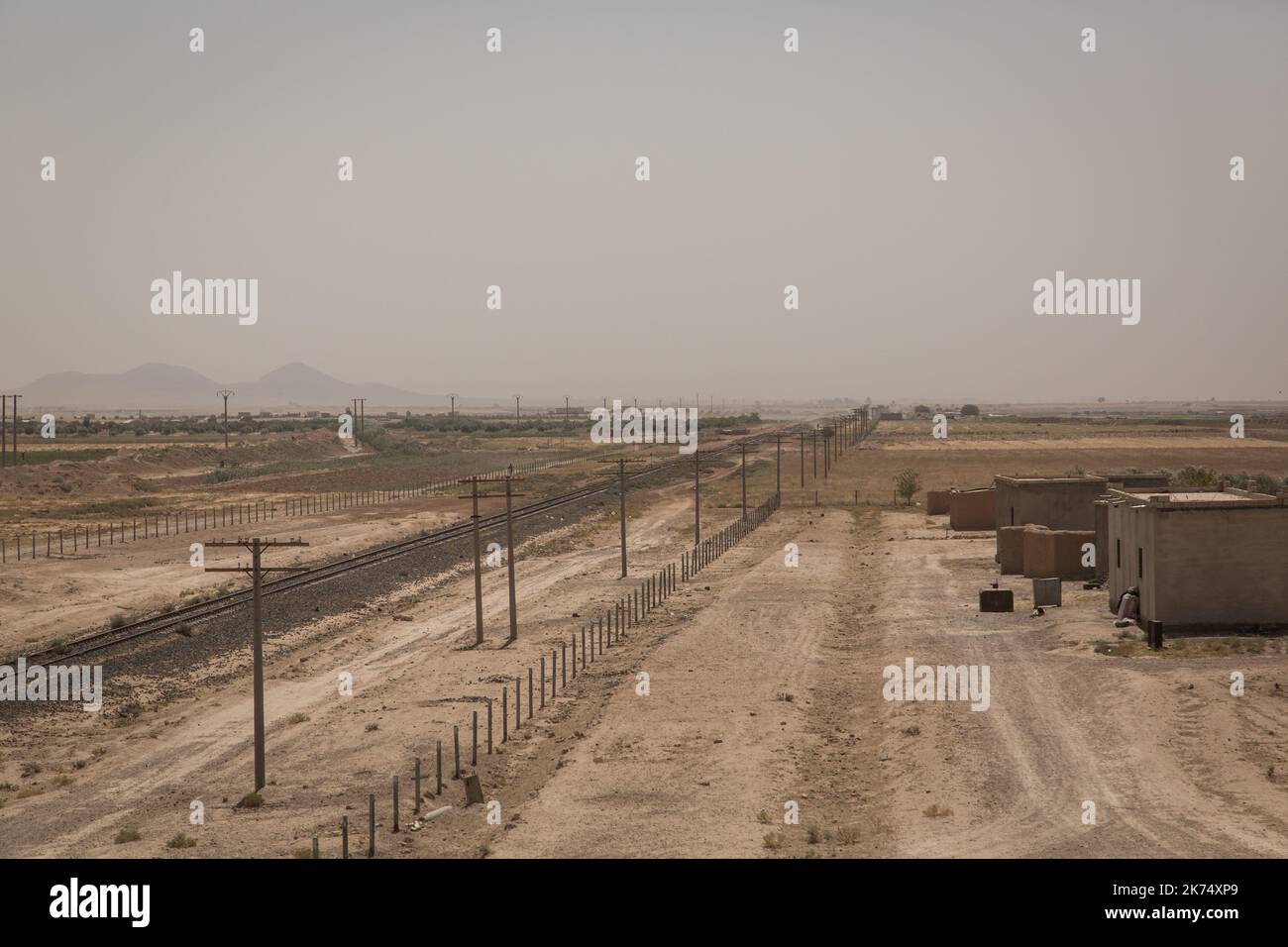 ©Chris Huby / le Pictorium/MAXPPP - Chris Huby / le Pictorium - 04/07/2017 - Syrie / Rojava / Raqqa - Syrie - Rojava - Nord syrien - 30 juin 2017. Ambiance de route. CONTEXTE. Chris Huby / le Pictorium - Syrie: Camp de déplacés d'Ain Issa - 04/07/2017 - Syrie / Rojava / Raqqa - Syrie - Rojava - Syrie - Syrie Nord - 30 juin 2017. Atmosphère sur la route. Banque D'Images