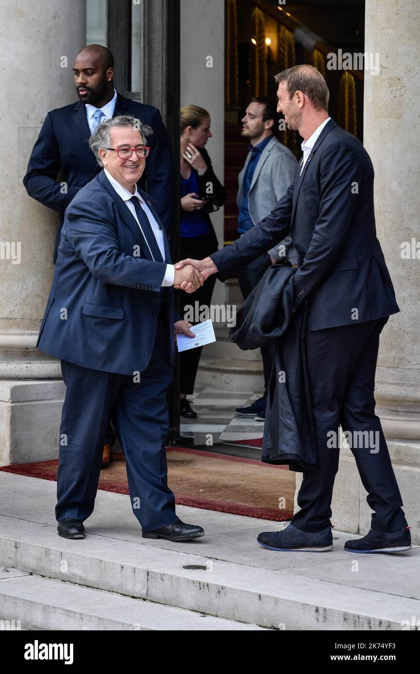Alain Bernard, la délégation olympique française de retour de Lima, est reçu par le président français Emmanuel Macron à l'Elysée Palace. Banque D'Images