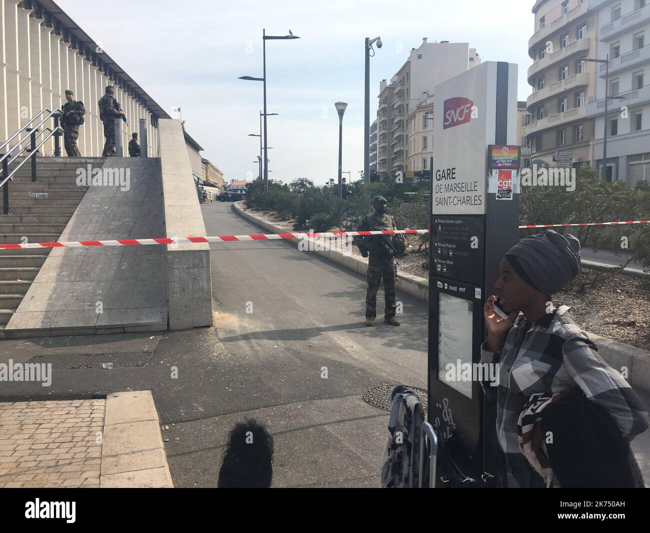 Deux morts à la gare de Marseille attaquent Un homme armé d'un couteau qui a tué dimanche deux personnes à la gare principale de la ville de Marseille, dans le sud de la France, avant d'être abattu par des soldats patrouilleurs là-bas, ont déclaré les responsables locaux. OCTOBRE 1 2017 Banque D'Images