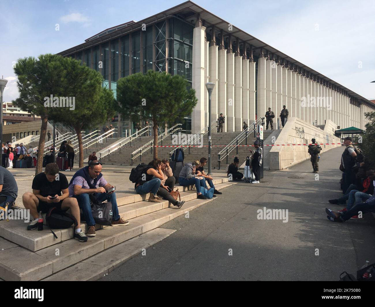Deux morts à la gare de Marseille attaquent Un homme armé d'un couteau qui a tué dimanche deux personnes à la gare principale de la ville de Marseille, dans le sud de la France, avant d'être abattu par des soldats patrouilleurs là-bas, ont déclaré les responsables locaux. OCTOBRE 1 2017 Banque D'Images