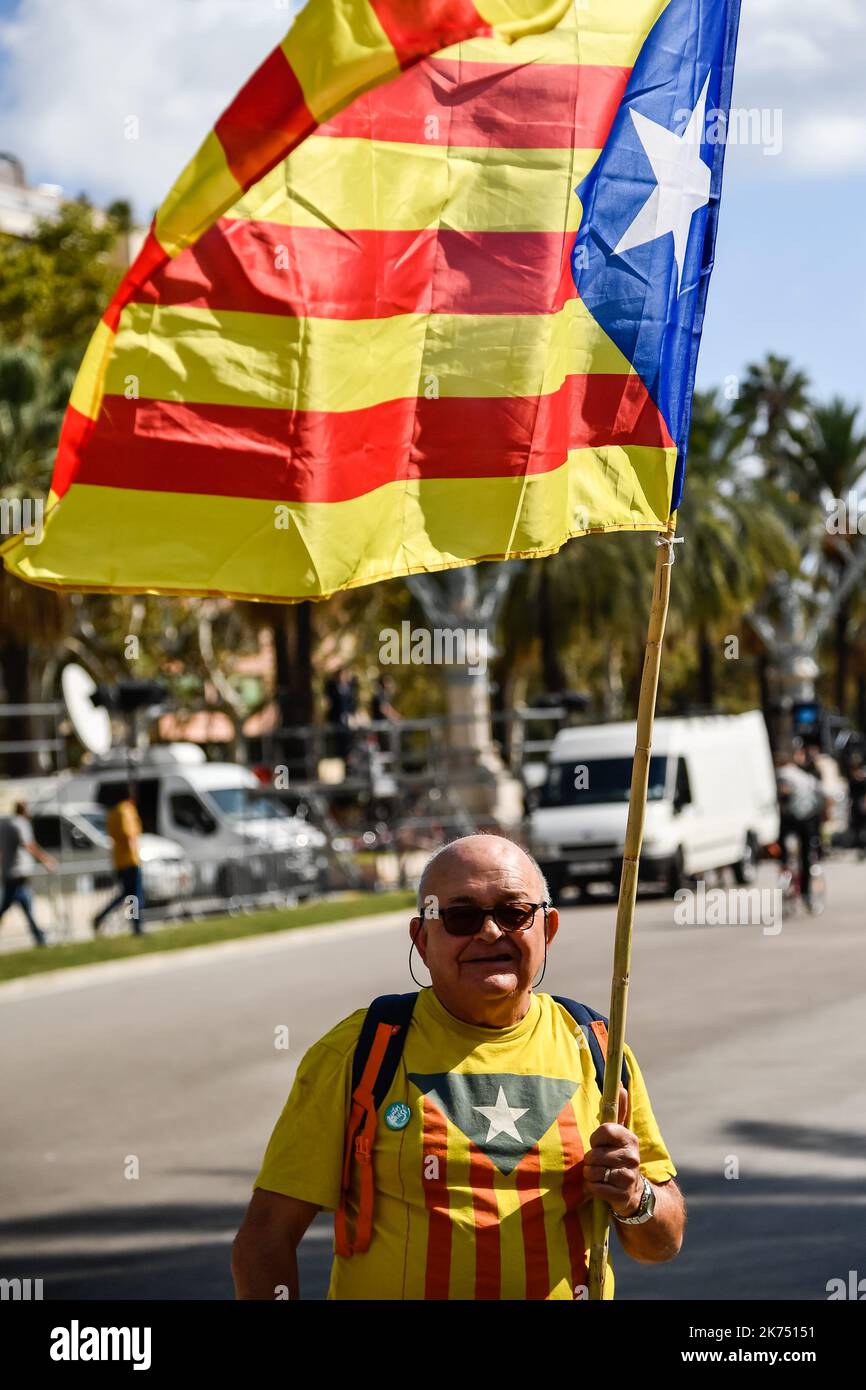 Carles Puigdemont appelle à l'indépendance du Parlement catalan de Barcelone. Banque D'Images
