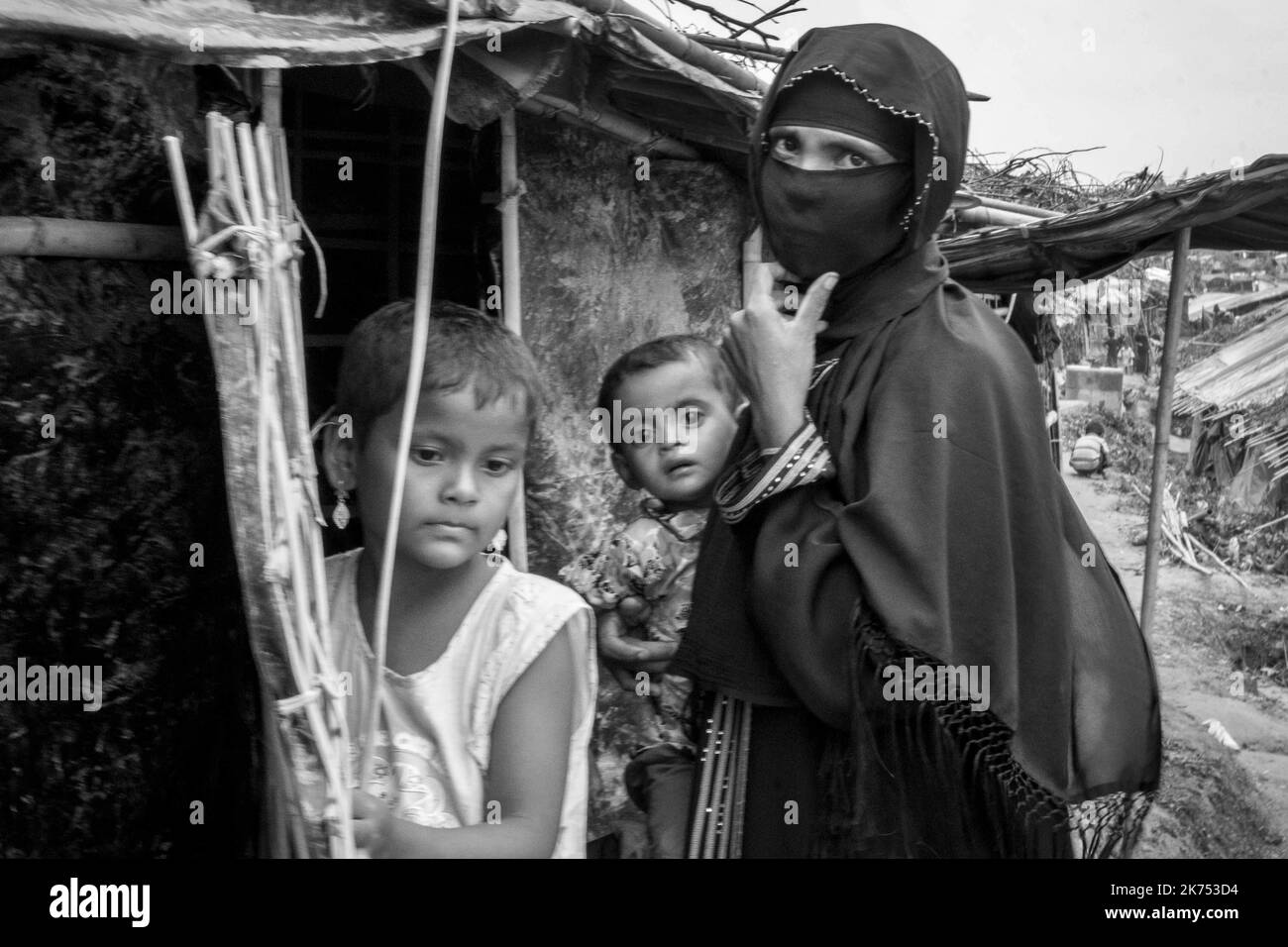 À la frontière entre la Birmanie et le Bangladesh, l'exode massif de la communauté musulmane Rohingya se poursuit. Plus de 620 000 000 Rohingyas ont fui la Birmanie pour échapper à la violence de l'armée birmane. Les réfugiés s'accumulent dans des camps surpeuplés dans des conditions épouvantables. Banque D'Images