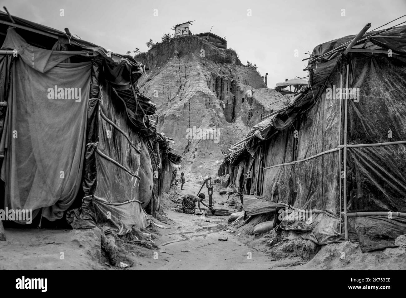 À la frontière entre la Birmanie et le Bangladesh, l'exode massif de la communauté musulmane Rohingya se poursuit. Plus de 620 000 000 Rohingyas ont fui la Birmanie pour échapper à la violence de l'armée birmane. Les réfugiés s'accumulent dans des camps surpeuplés dans des conditions épouvantables. Banque D'Images