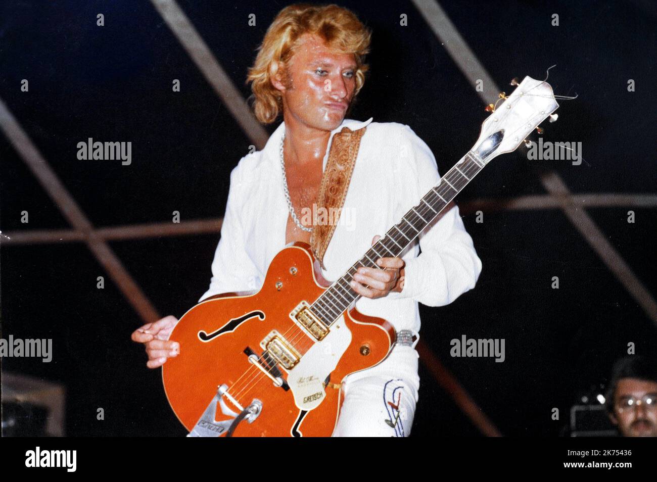 JOHNNY HALLYDAY - PERSONNES - CONCERT. Nancy année 1970. FICHIERS - Johny Hallyday, devenu le premier chanteur gaulois à populariser le rock n' roll en France et à vendre plus de 110 millions de disques au cours d'une carrière musicale de plus d'un demi-siècle, est décédé. Il avait 74 ans et avait lutté contre le cancer pendant plusieurs mois. Largement connu sous le nom de « French Elvis », Hallyday a commencé sa carrière de chanteur à la fin de 1950s, spécialisé dans les versions de couverture en français de chansons célèbres d'artistes comme Gene Vincent, Eddie Cochrane et Elvis Presley, dont l'exemple l'a inspiré pour devenir chanteur. Banque D'Images
