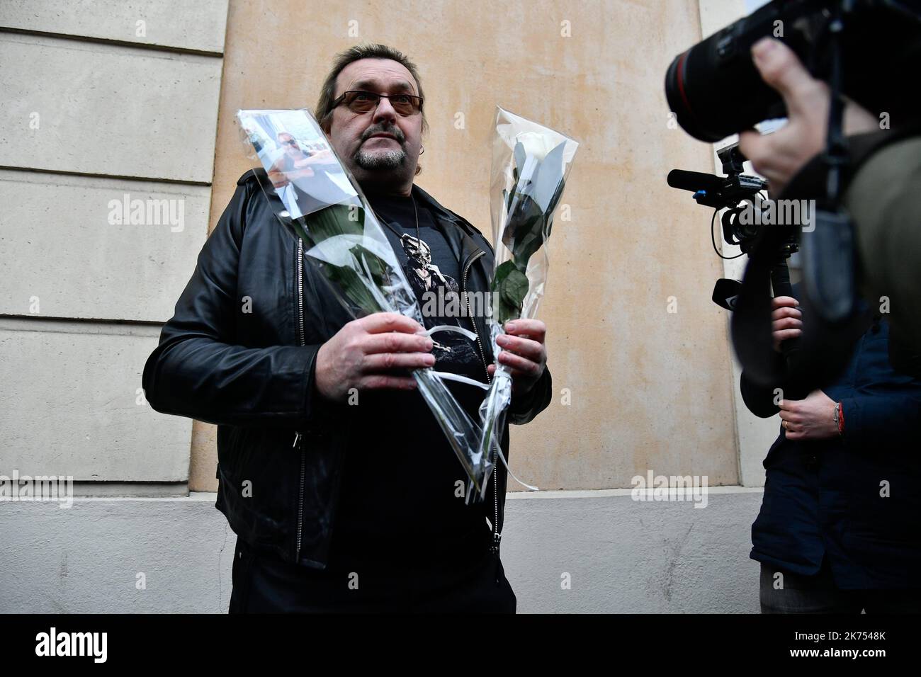 Les fans du chanteur et acteur français Johnny Hallyday et des journalistes se rassemblent près de la maison de Johnny Hallyday, à Marnes-la-Coquette sur 6 décembre 2017 Banque D'Images