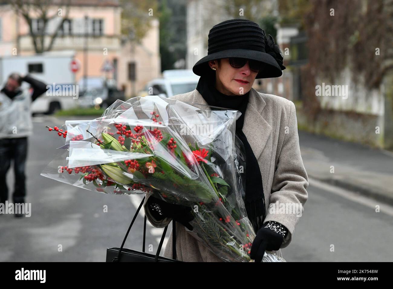 Les fans du chanteur et acteur français Johnny Hallyday et des journalistes se rassemblent près de la maison de Johnny Hallyday, à Marnes-la-Coquette sur 6 décembre 2017 Banque D'Images