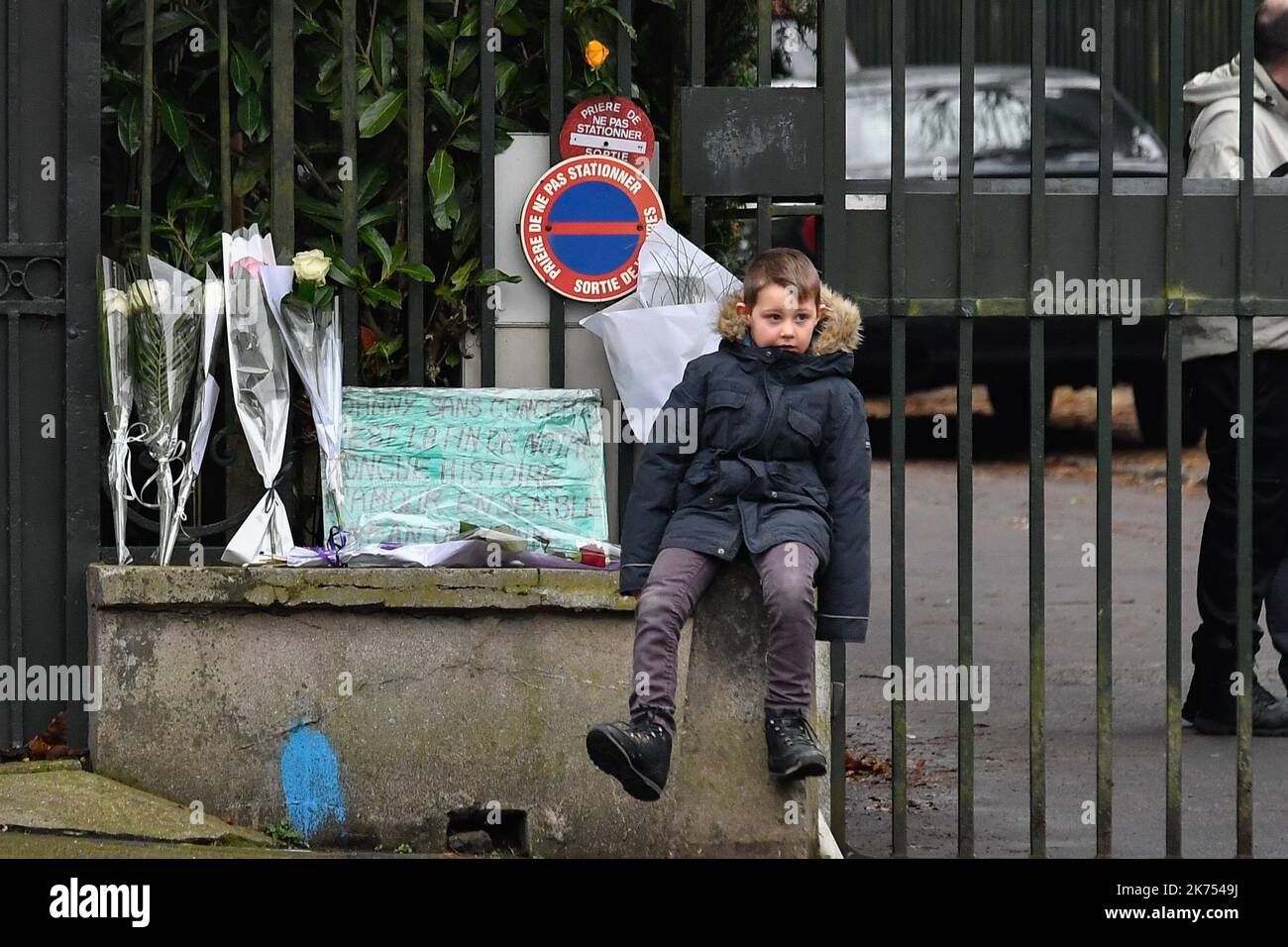 Les fans du chanteur et acteur français Johnny Hallyday et des journalistes se rassemblent près de la maison de Johnny Hallyday, à Marnes-la-Coquette sur 6 décembre 2017 Banque D'Images