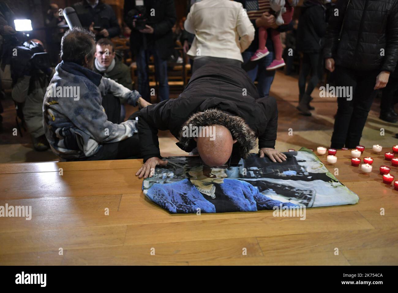 Les fans de Johnny Hallyday se rassemblent pour une prière à l'église