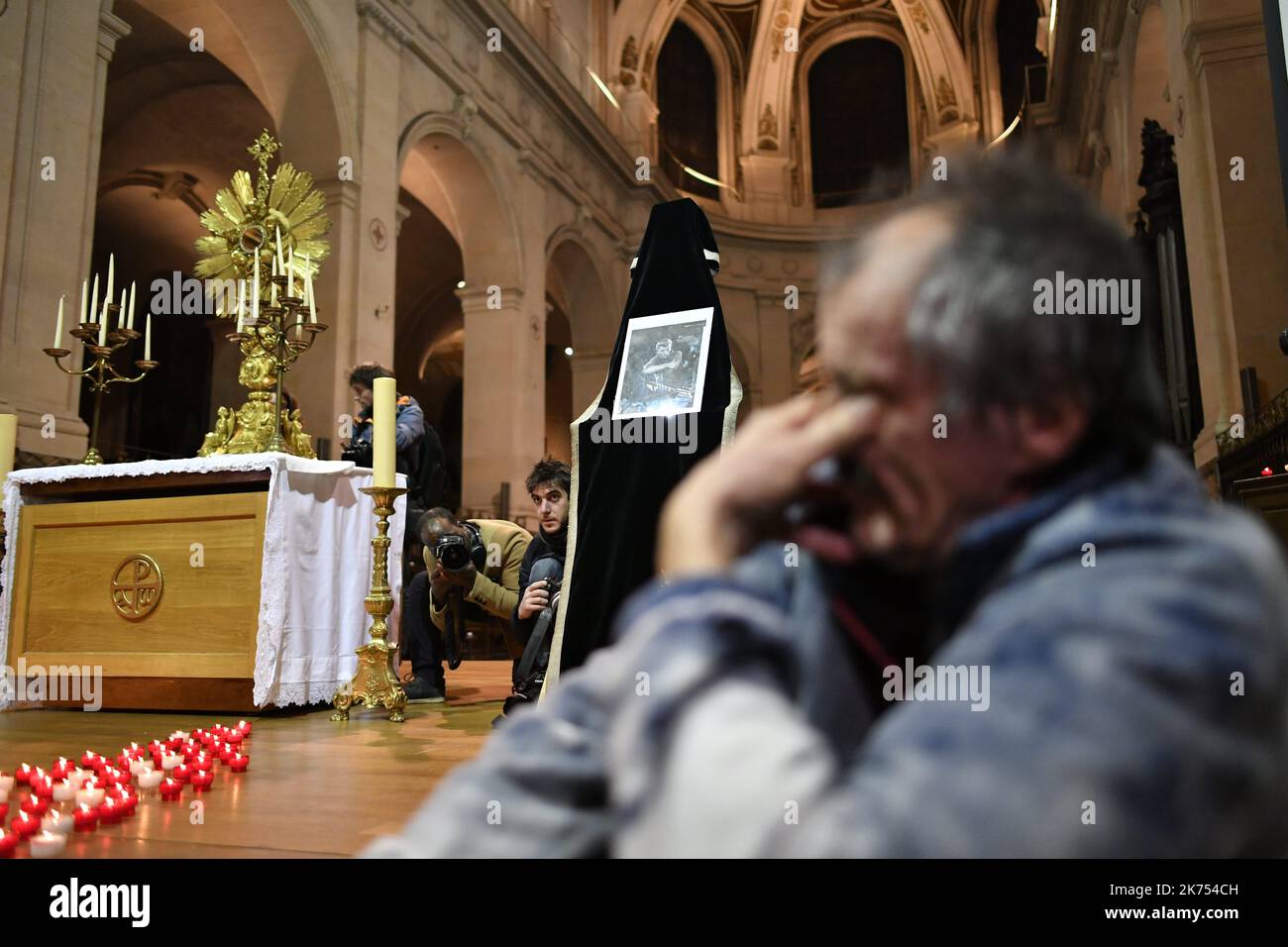Les fans de Johnny Hallyday se rassemblent pour une prière à l'église
