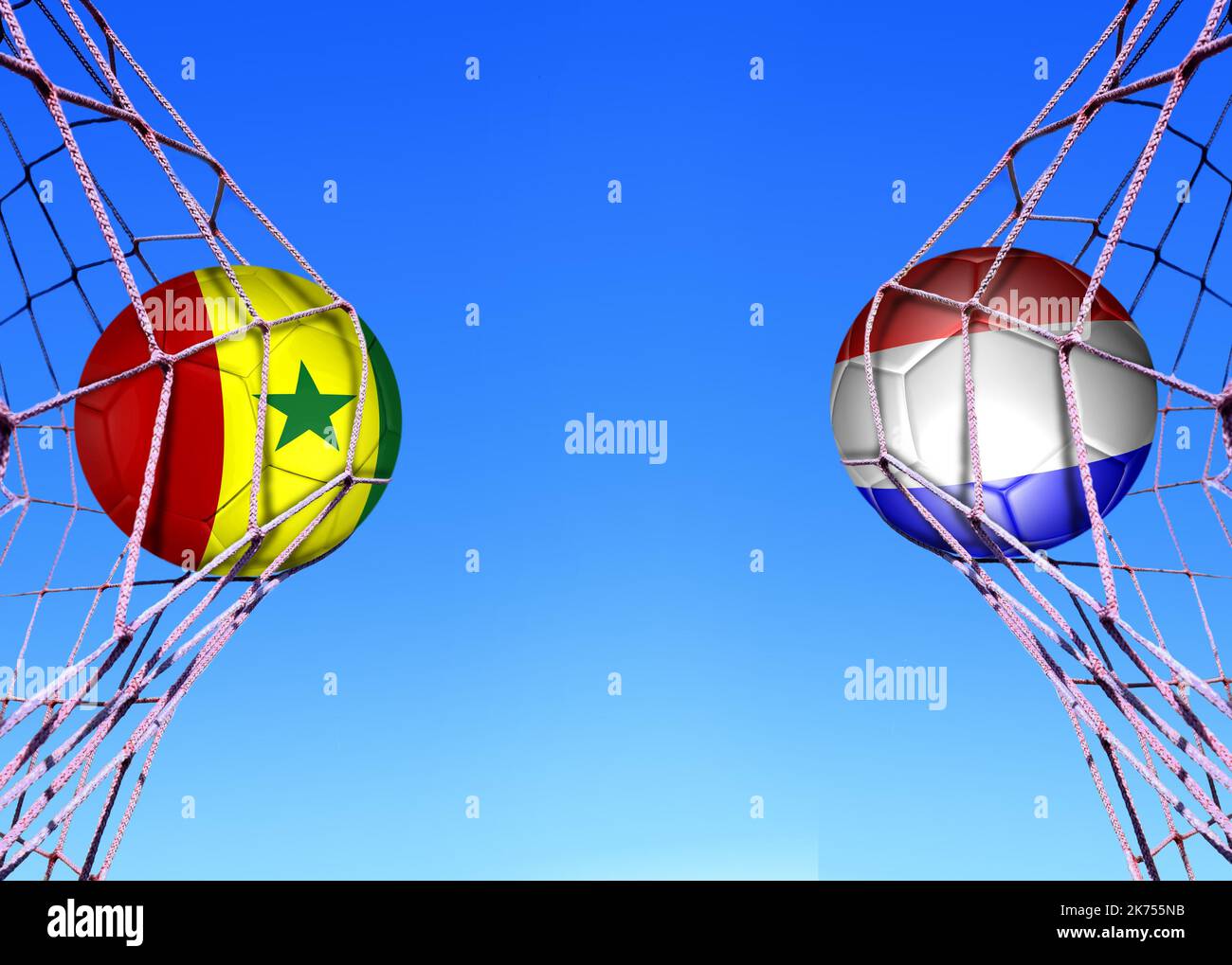 Deux ballons de football en drapeaux sénégal et Hlland dans un filet Banque D'Images