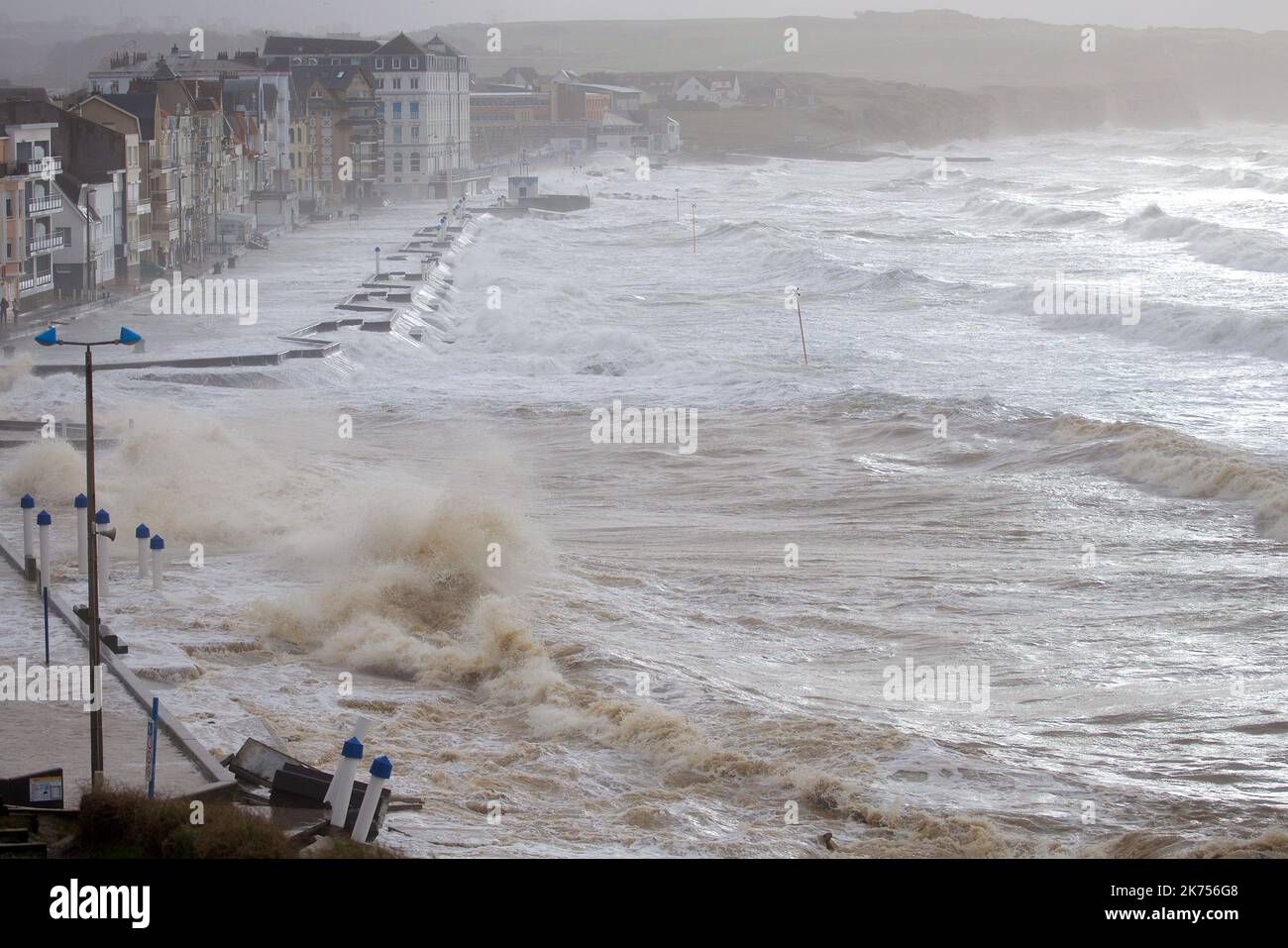 D'énormes vagues se sont écrasées au-dessus des murs de la mer de Lille alors que la tempête Eleanor a frappé la France avec de violents vents de la force de tempête Banque D'Images