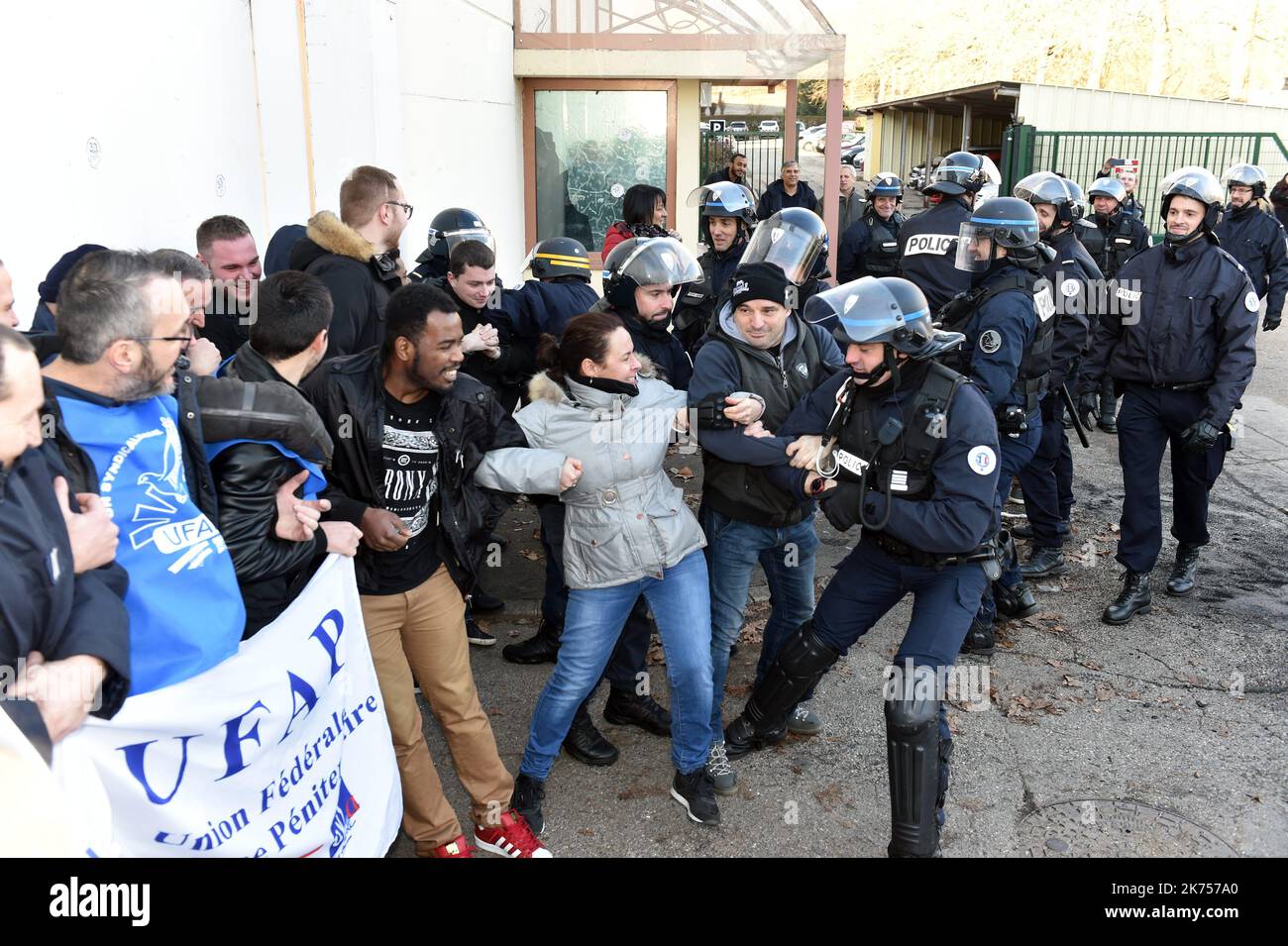 Lundi, des agents de la prison française ont bloqué l'accès à plusieurs prisons dans tout le pays pour exiger un renforcement de la sécurité après que trois officiers aient été blessés lors d'une attaque à lame par un condamné à la terreur allemand dans le nord de la France. Banque D'Images