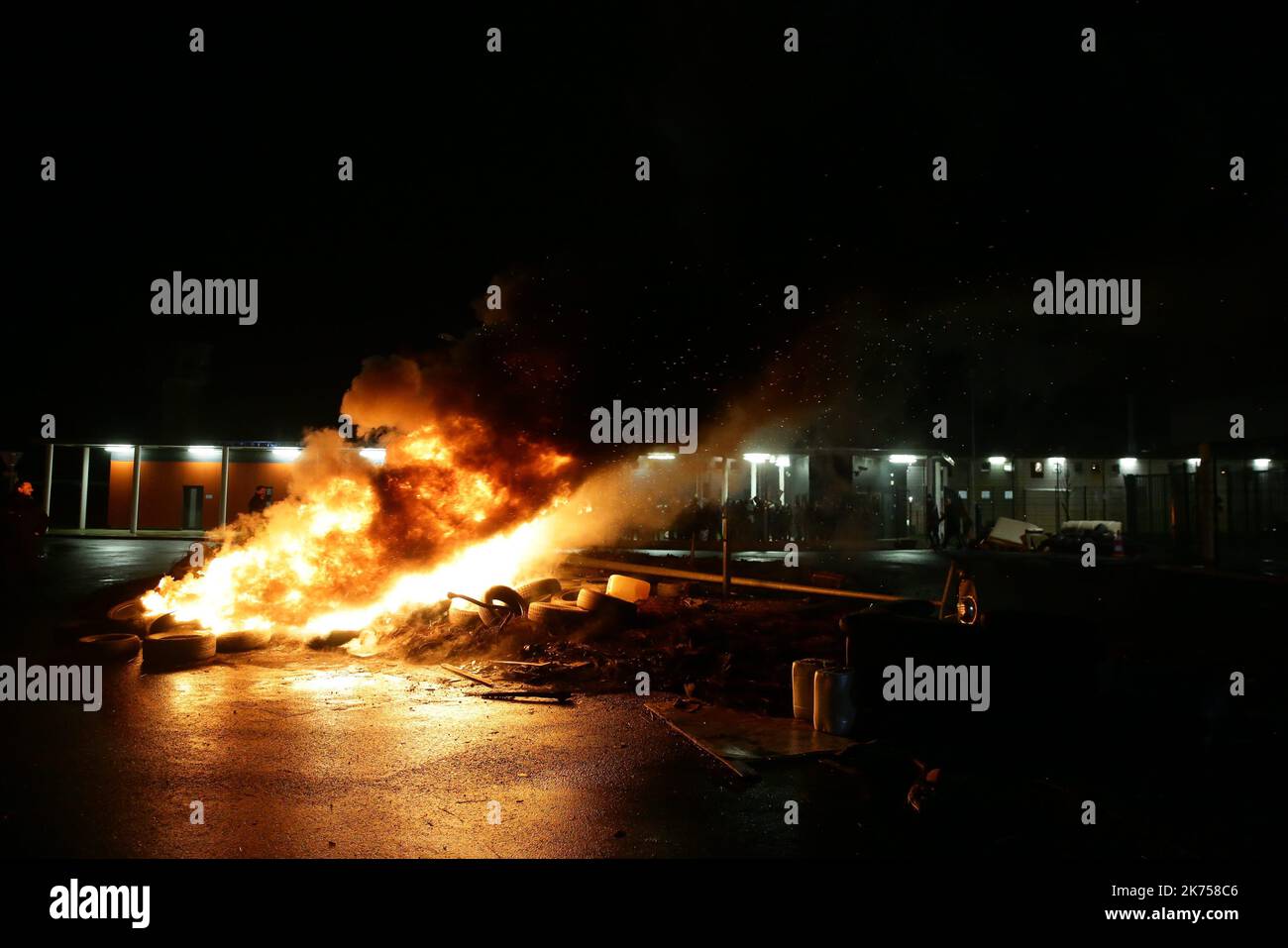 Les gardiens de prison continuent de bloquer les prisons pour protester contre leurs conditions de travail et les récentes attaques qu'ils ont subies au cours de leur travail. Banque D'Images