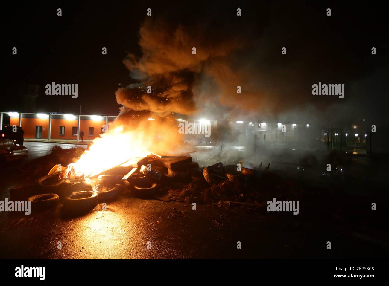 Les gardiens de prison continuent de bloquer les prisons pour protester contre leurs conditions de travail et les récentes attaques qu'ils ont subies au cours de leur travail. Banque D'Images