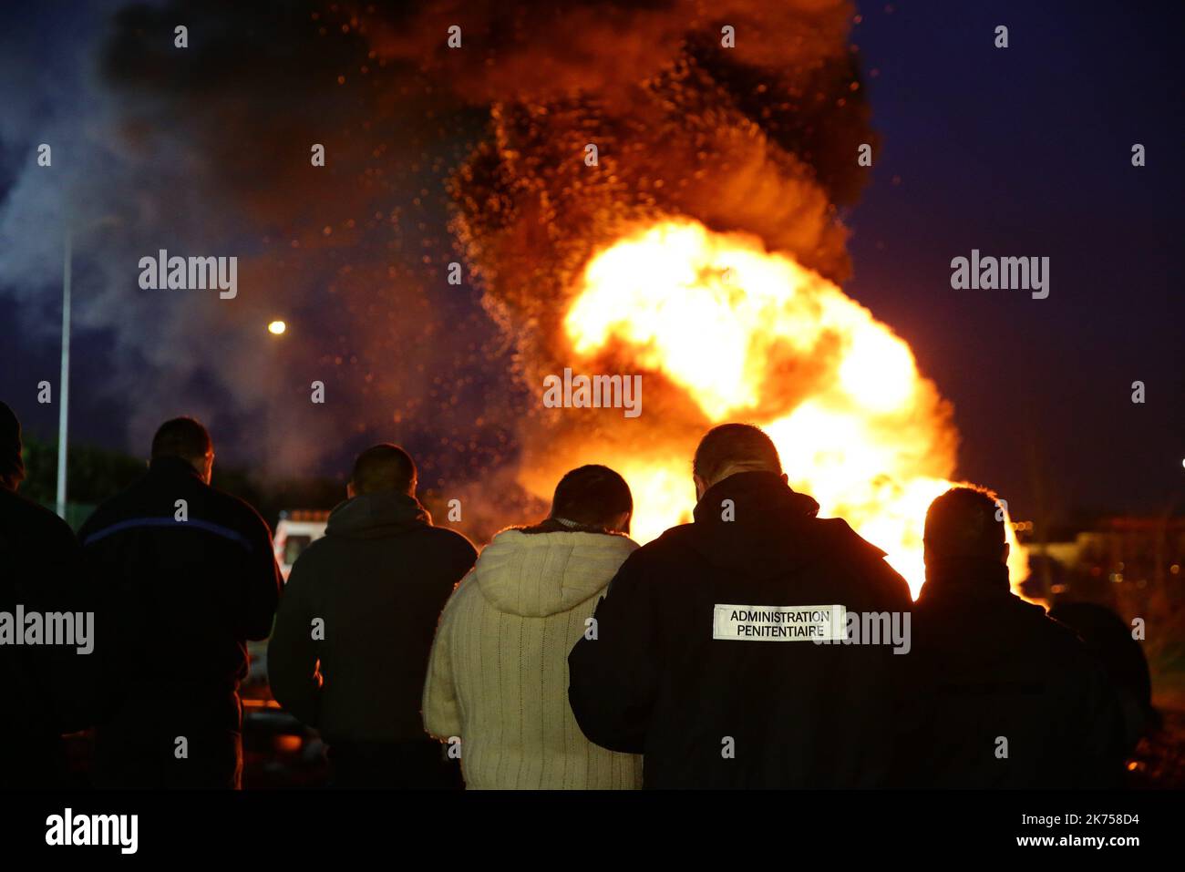 Les gardiens de prison continuent de bloquer les prisons pour protester contre leurs conditions de travail et les récentes attaques qu'ils ont subies au cours de leur travail. Banque D'Images