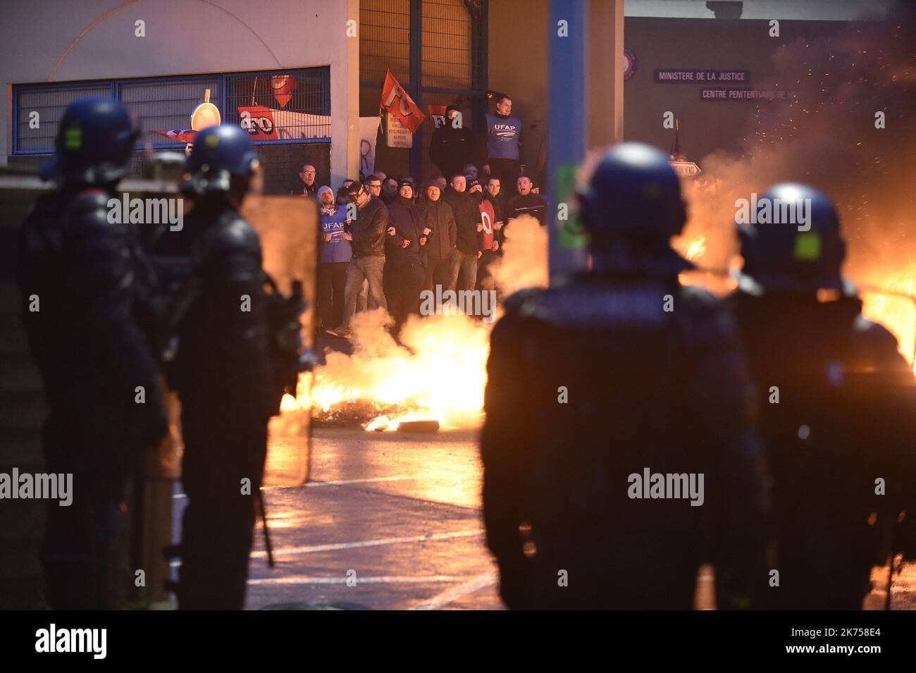 Les gardiens de prison continuent de bloquer les prisons pour protester contre leurs conditions de travail et les récentes attaques qu'ils ont subies au cours de leur travail. Banque D'Images