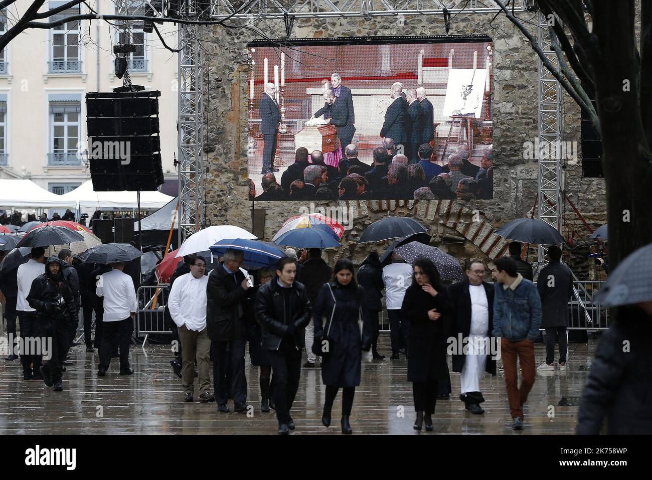 Environ 1 000 personnes assistent aux funérailles de Paul Bocuse, ambassadeur de la cuisine française dans le monde, le vendredi 26th janvier à la cathédrale Saint-Jean Banque D'Images
