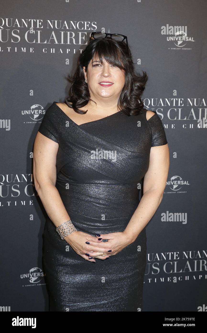 E.L. James participe à la première 'cinquante nuances libérées - 50 nuances plus clairess' à la salle Pleyel à Paris, France Banque D'Images