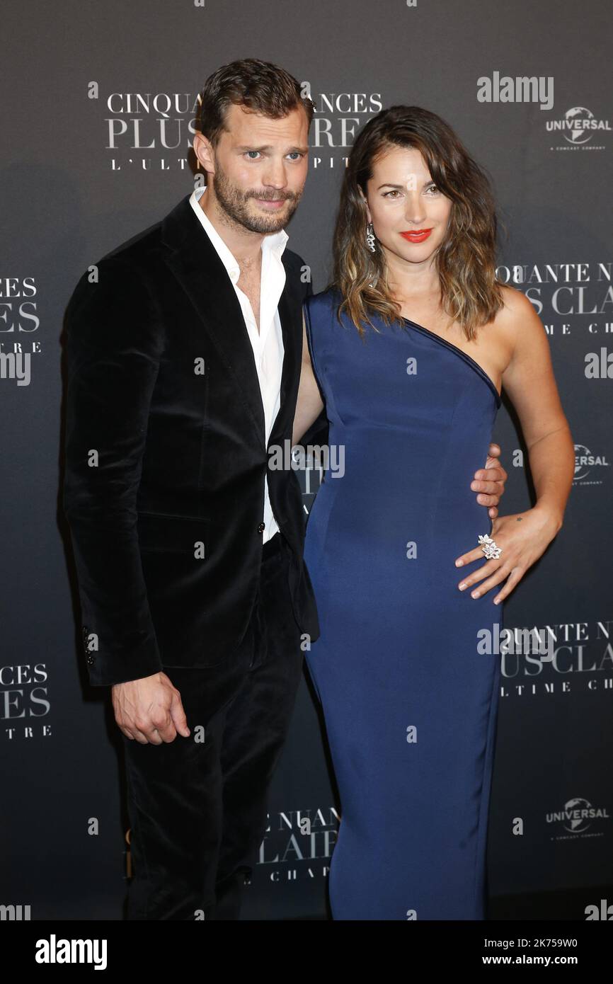 Jamie Dornan et son épouse assistent à la première de Paris « cinquante nuances libérées - 50 nuances plus clair » à la salle Pleyel à Paris, France Banque D'Images