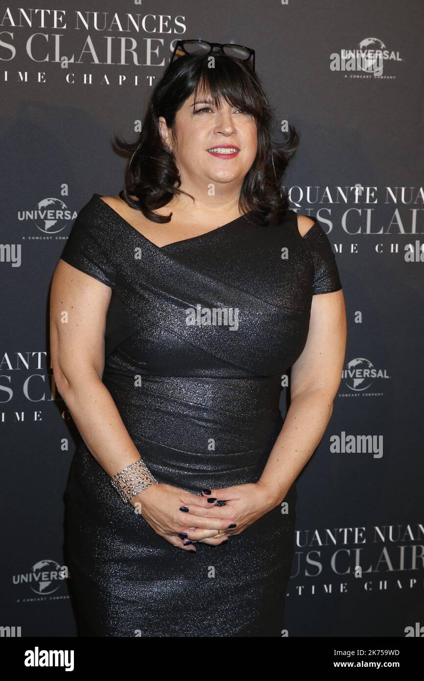 E.L. James participe à la première 'cinquante nuances libérées - 50 nuances plus clairess' à la salle Pleyel à Paris, France Banque D'Images