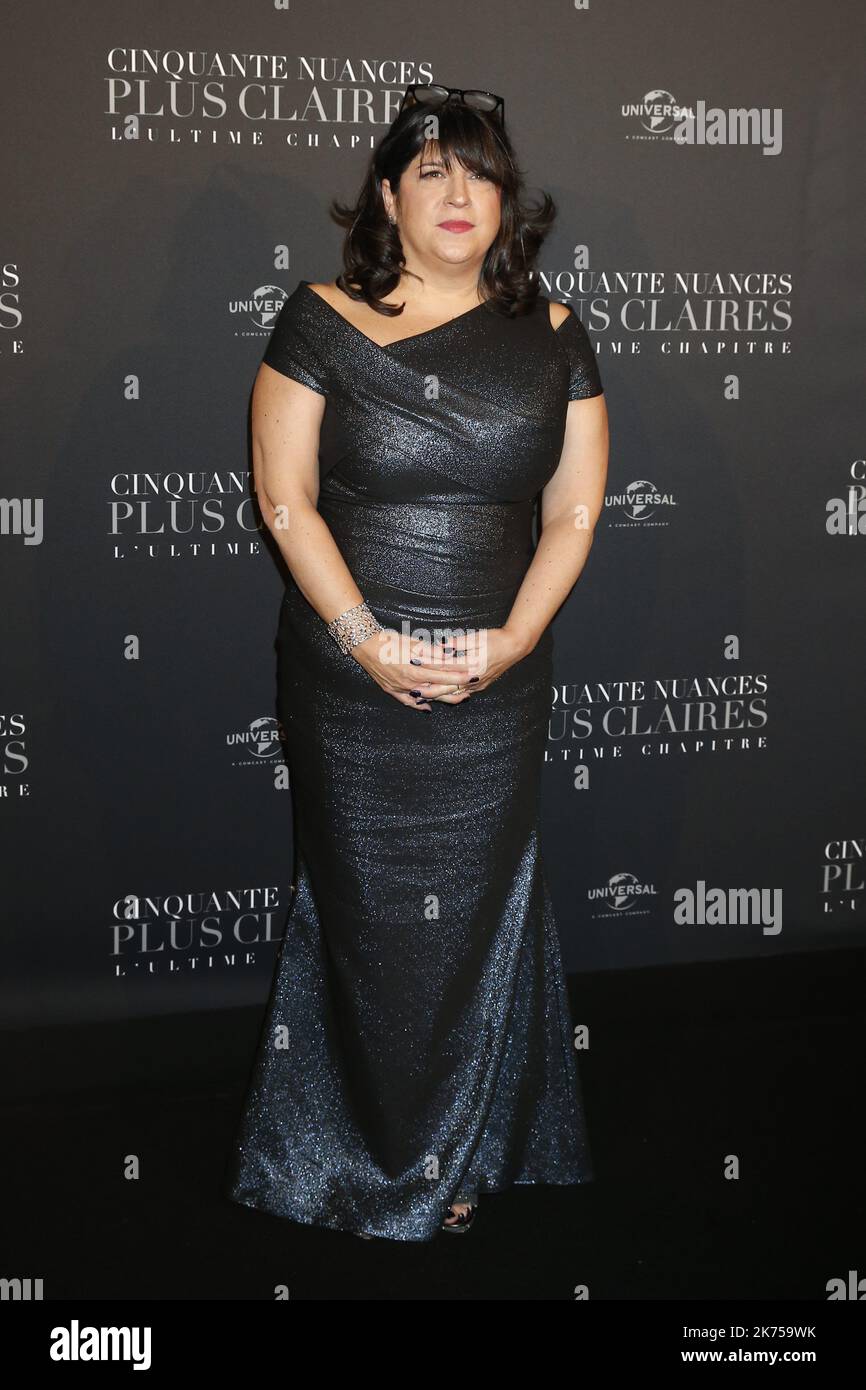 E.L. James participe à la première 'cinquante nuances libérées - 50 nuances plus clairess' à la salle Pleyel à Paris, France Banque D'Images