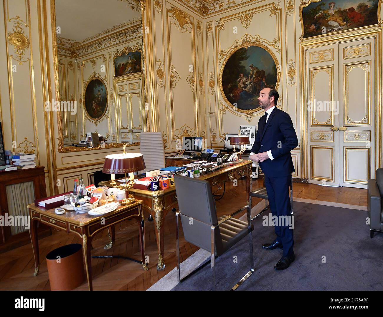 Photo au cours d'une interview avec le Premier ministre de France Edouard Philippe dans son bureau à Matignon. Banque D'Images