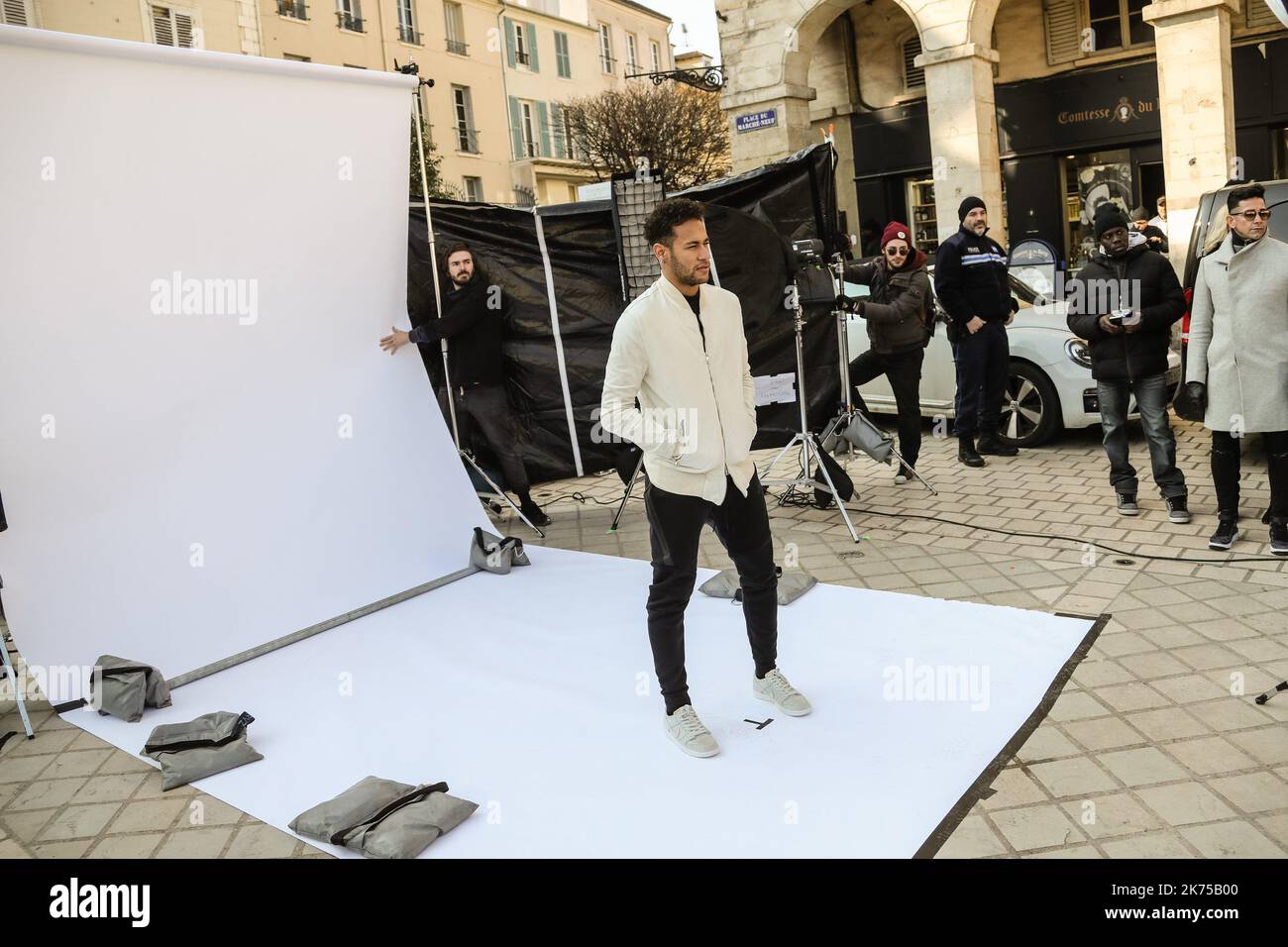 Neymar, la star brésilienne du club français de football de première ligue, PSG Paris, sur le plan d'une publicité pour Honda Chine avec la nouvelle voiture Accord Sport Turbo Banque D'Images