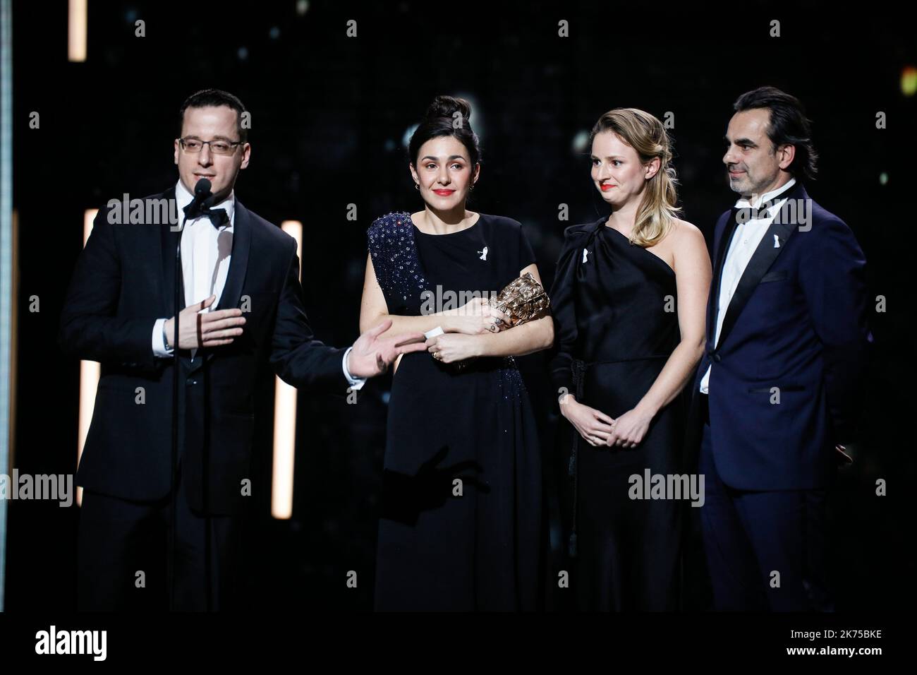 Alice Vidal (R) reçoit le prix du meilleur court-métrage pour les Bigorneaux lors de la cérémonie annuelle des prix Cesar 43rd qui s'est tenue dans la salle de concert Pleyel à Paris, en France, du 02 au 22 mars 2018. Banque D'Images