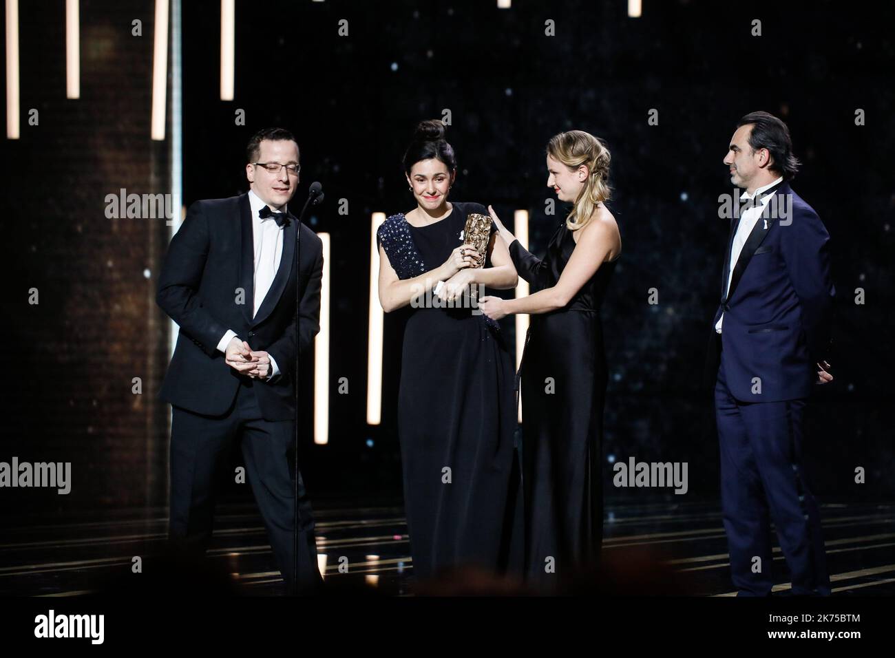 Alice Vidal (R) reçoit le prix du meilleur court-métrage pour les Bigorneaux lors de la cérémonie annuelle des prix Cesar 43rd qui s'est tenue dans la salle de concert Pleyel à Paris, en France, du 02 au 22 mars 2018. Banque D'Images