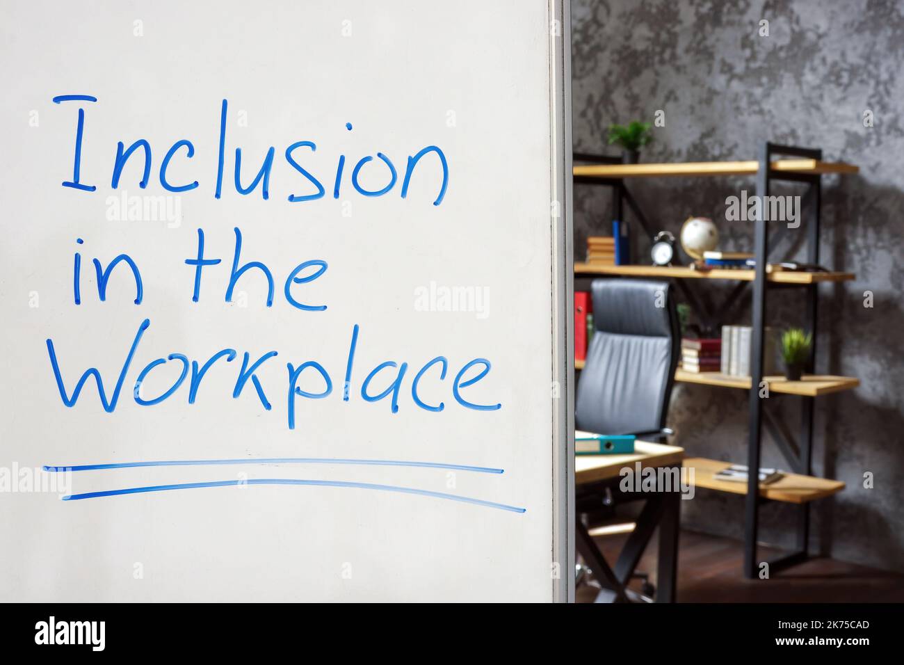 Tableau blanc avec panneau d'inclusion sur le lieu de travail. Banque D'Images